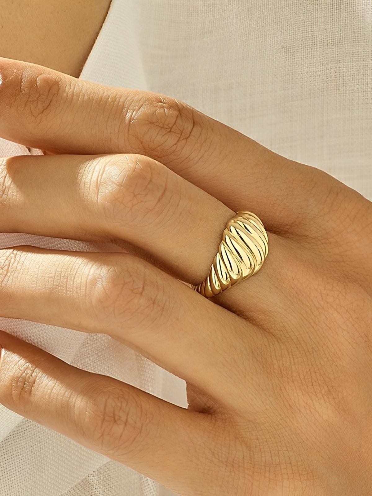 Bague femme acier inoxydable or 18K, style géométrique ondulé, bijoux tendance, mode urbaine, multi tailles, modèle Jorelle - Bague - Or XXS