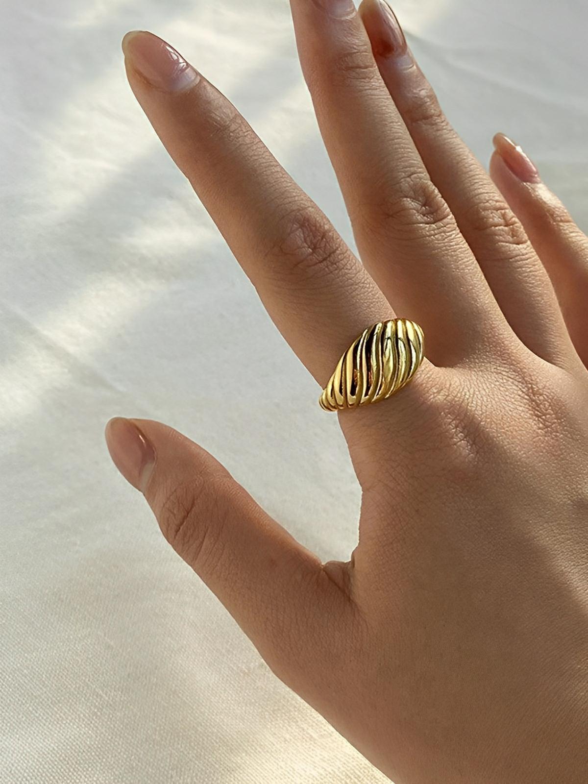 Bague femme acier inoxydable or 18K, style géométrique ondulé, bijoux tendance, mode urbaine, multi tailles, modèle Jorelle - Bague - Or XXS