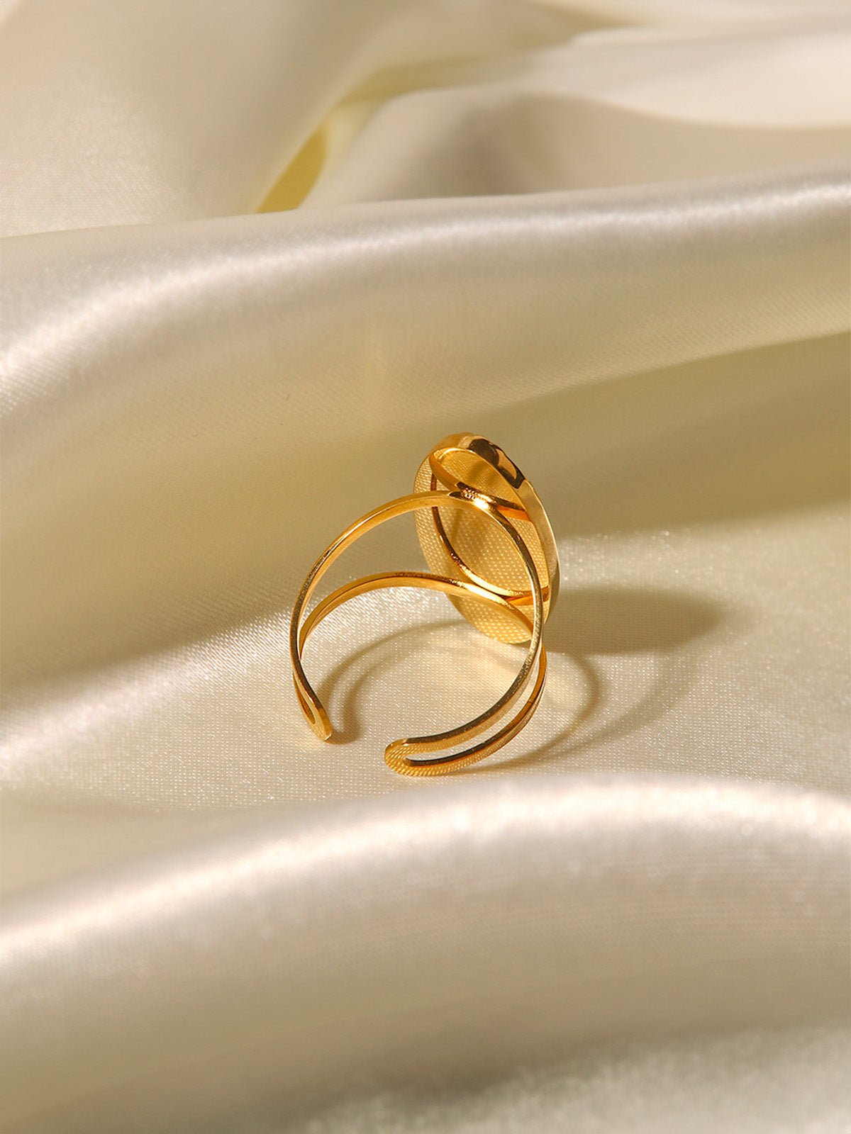 Bague nacre dorée, anneau ouvert, pierre ronde, géométrie chic, bijou tendance, modèle Madeleine - Bague - Or