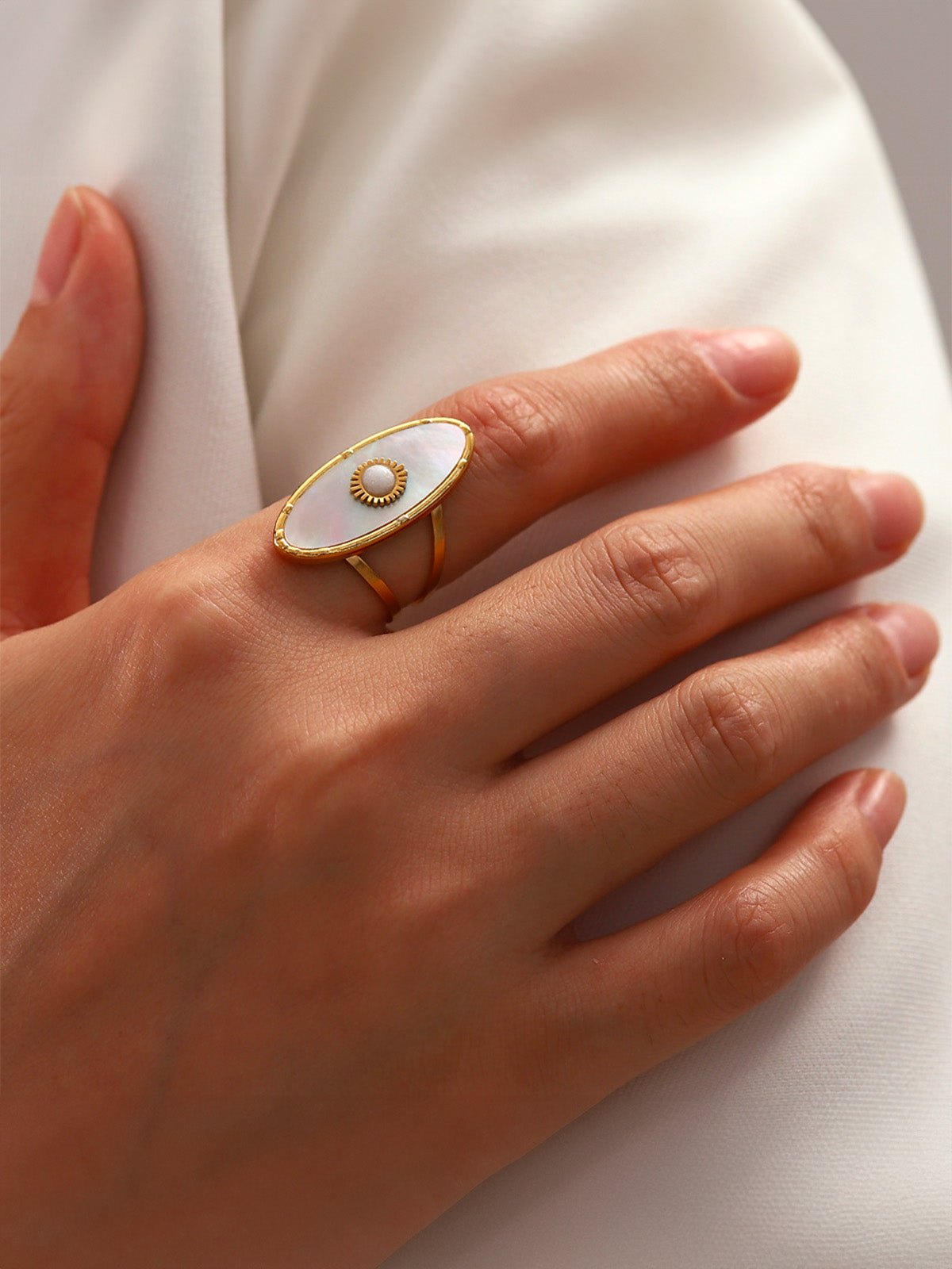 Bague nacre dorée, anneau ouvert, pierre ronde, géométrie chic, bijou tendance, modèle Madeleine - Bague - Or