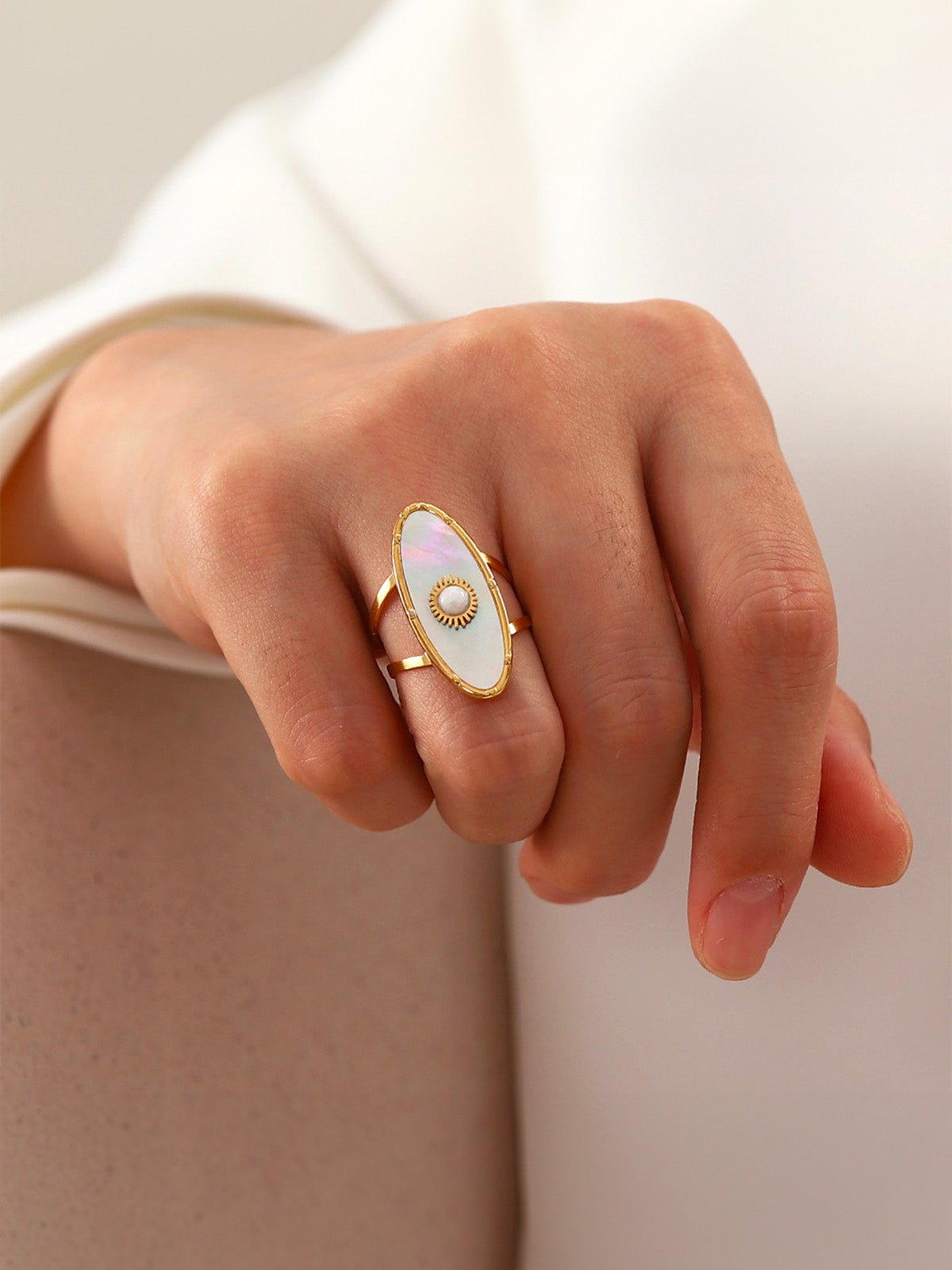 Bague nacre dorée, anneau ouvert, pierre ronde, géométrie chic, bijou tendance, modèle Madeleine - Bague - Or