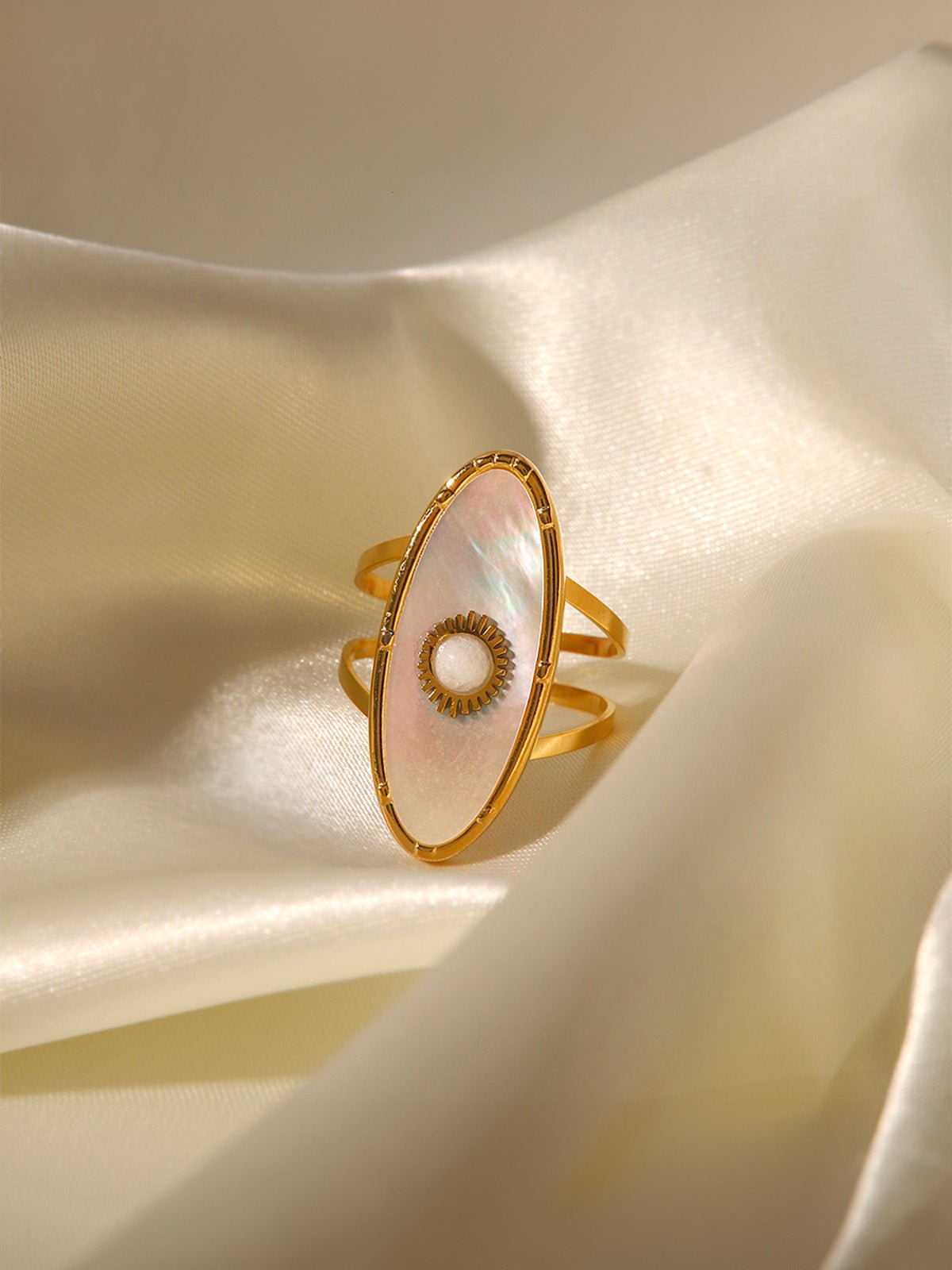 Bague nacre dorée, anneau ouvert, pierre ronde, géométrie chic, bijou tendance, modèle Madeleine - Bague - Or