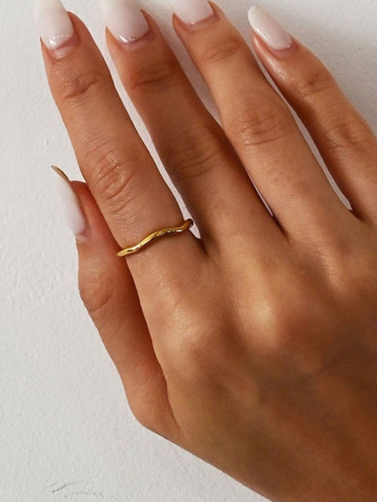 Bague ondulée acier inoxydable, or 18 carats, design géométrique, style moderne, anneau femme tendance, modèle Juvelina - Bague - Or XXS