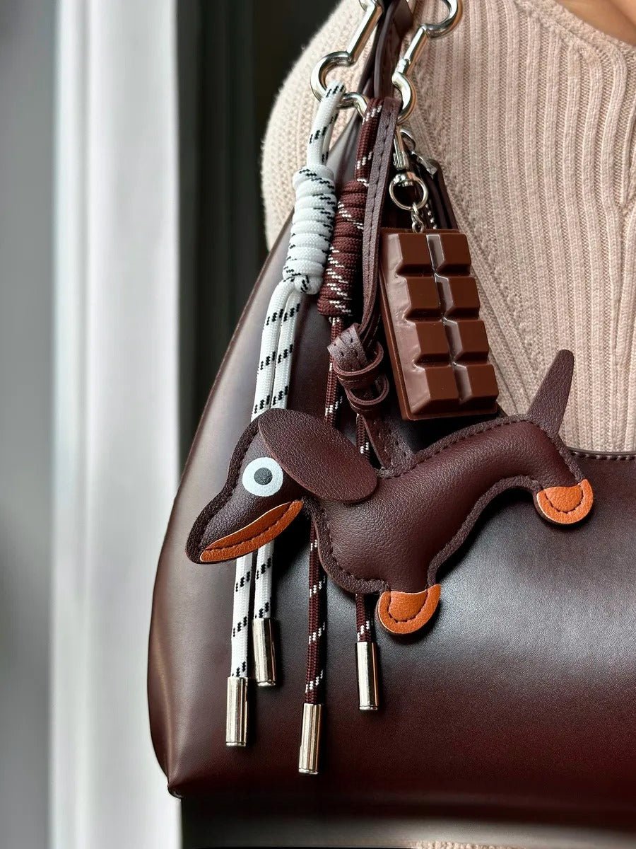 Bijou de sac chien, breloque chocolat, mousqueton os, cordons textiles, marron blanc, modèle Adou - Marron