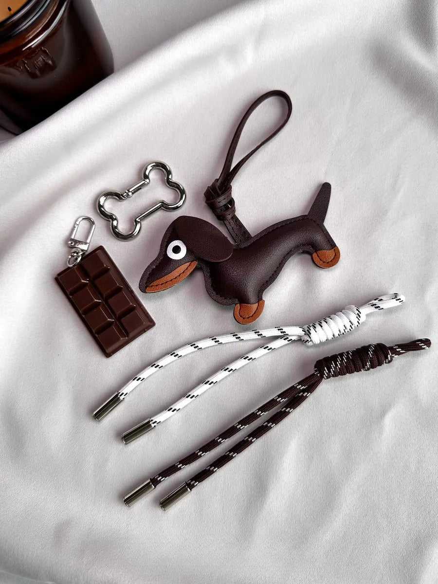 Bijou de sac chien, breloque chocolat, mousqueton os, cordons textiles, marron blanc, modèle Adou - Marron