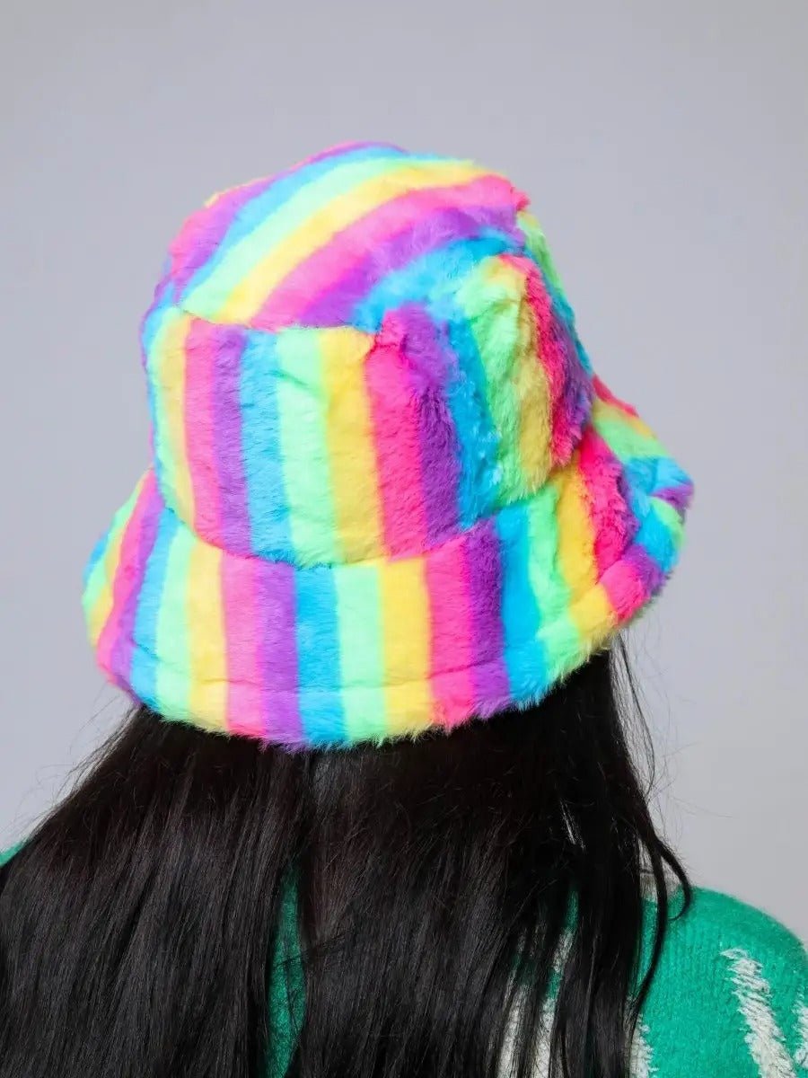 Bob en fausse fourrure, chapeau rayé multicolore, bucket hat doux et chaud, couvre - chef hiver, modèle Malda - Bob - Style 1