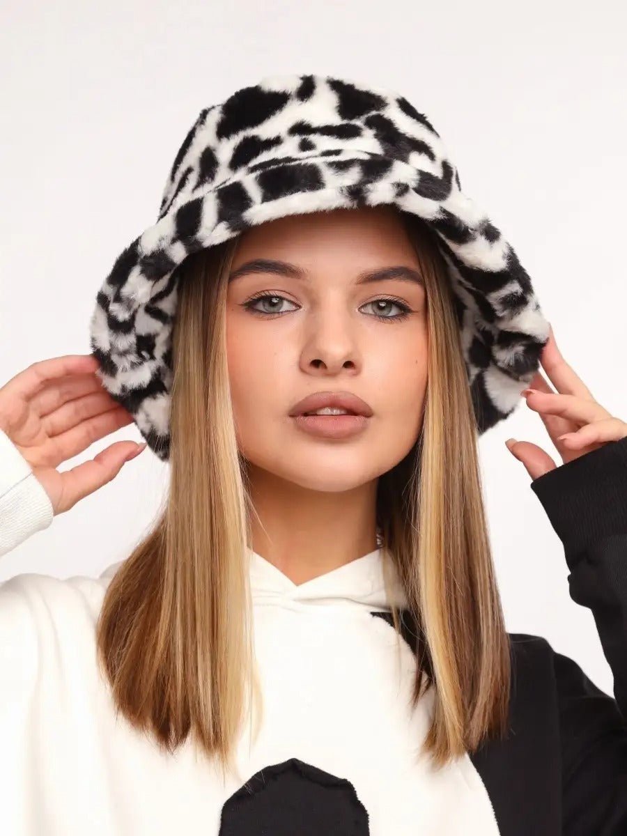 Bob fausse fourrure, motif vache noir blanc, hiver doux, panama chaud, accessoire tendance streetwear, modèle Enila - Bob - Noir et blanc