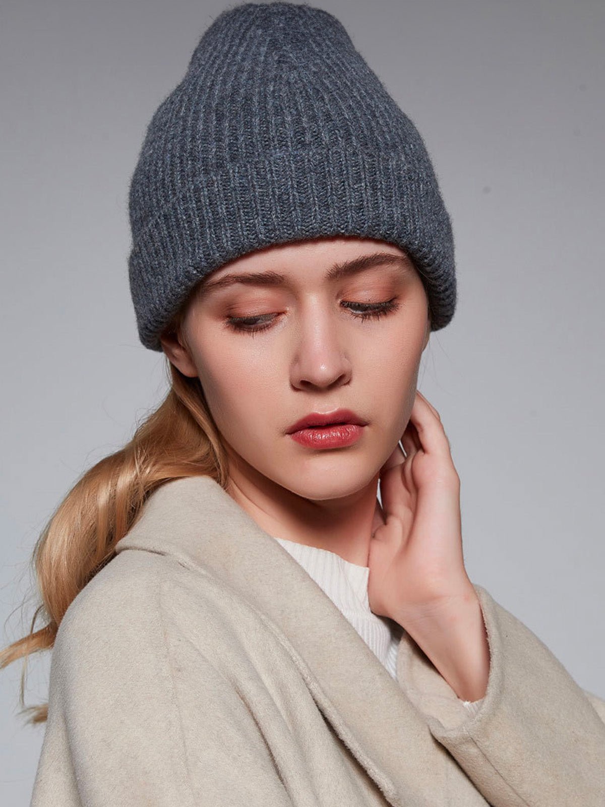 Bonnet en pure laine côtelée, doux et chaud pour l’hiver, style minimaliste femme, idéal pour affronter le froid avec confort, modèle Kim - Bonnets - Gris foncé