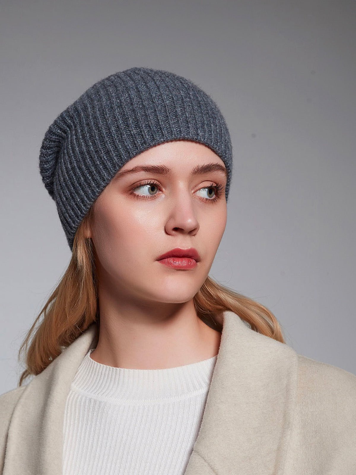 Bonnet en pure laine côtelée, doux et chaud pour l’hiver, style minimaliste femme, idéal pour affronter le froid avec confort, modèle Kim - Bonnets - Gris foncé