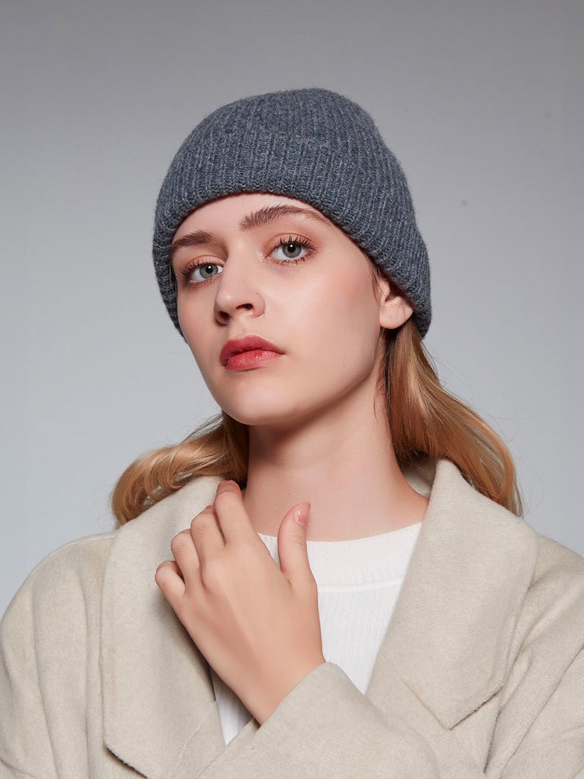 Bonnet en pure laine côtelée, doux et chaud pour l’hiver, style minimaliste femme, idéal pour affronter le froid avec confort, modèle Kim - Bonnets - Gris foncé