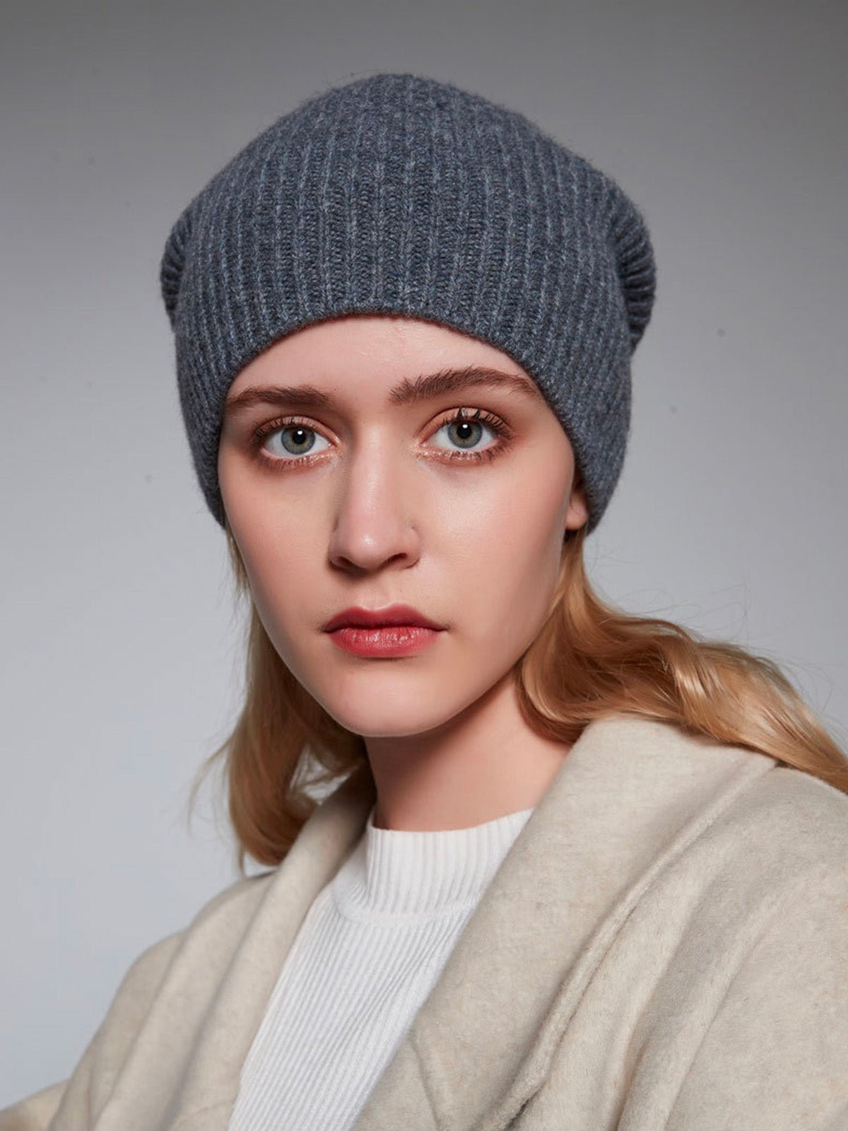 Bonnet en pure laine côtelée, doux et chaud pour l’hiver, style minimaliste femme, idéal pour affronter le froid avec confort, modèle Kim - Bonnets - Gris foncé