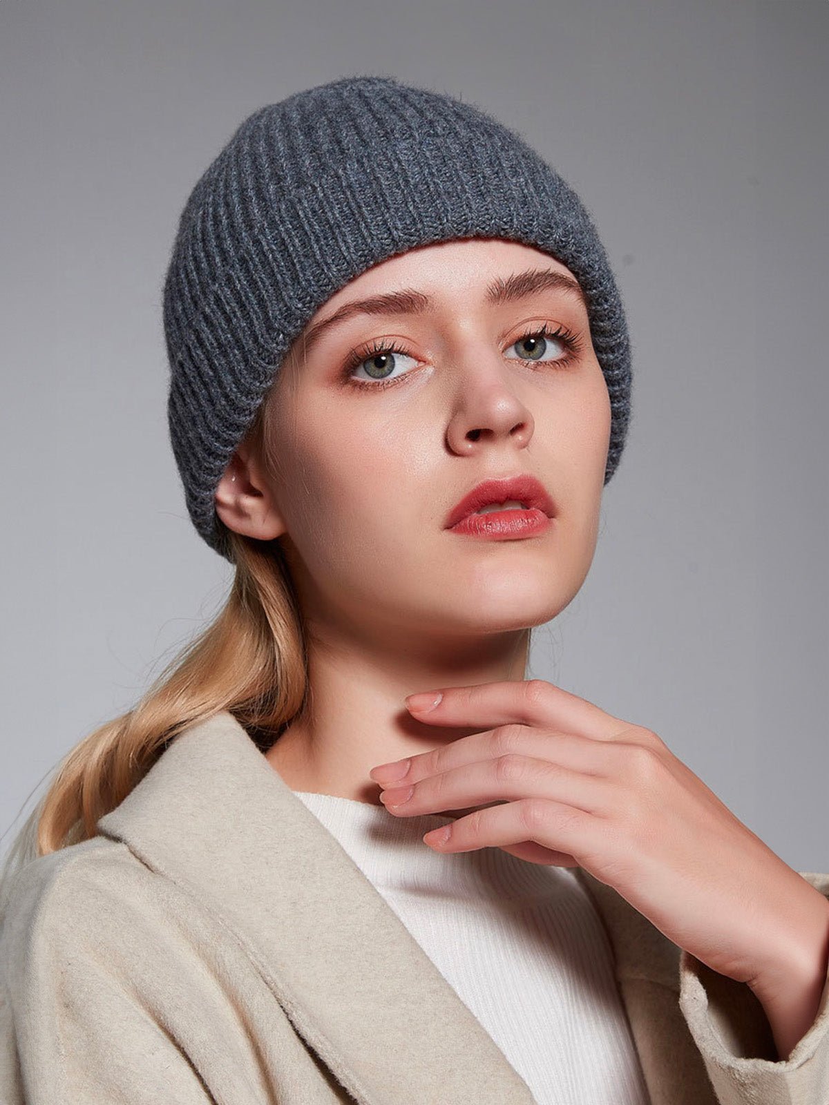 Bonnet en pure laine côtelée, doux et chaud pour l’hiver, style minimaliste femme, idéal pour affronter le froid avec confort, modèle Kim - Bonnets - Gris foncé