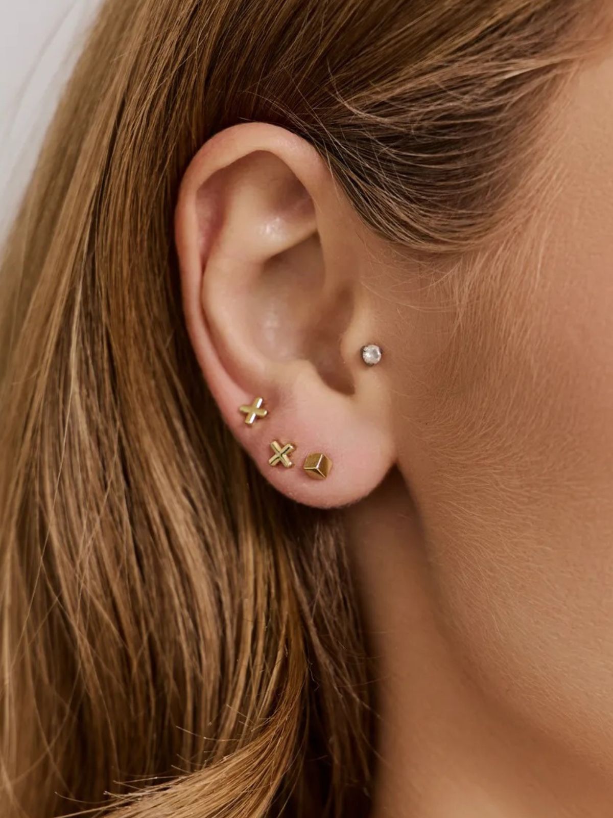 Boucles d'oreilles croix femme, acier inoxydable doré, bijou discret, placage or 18K, modèle Gusta - Boucles d'oreilles - Or 4 mm