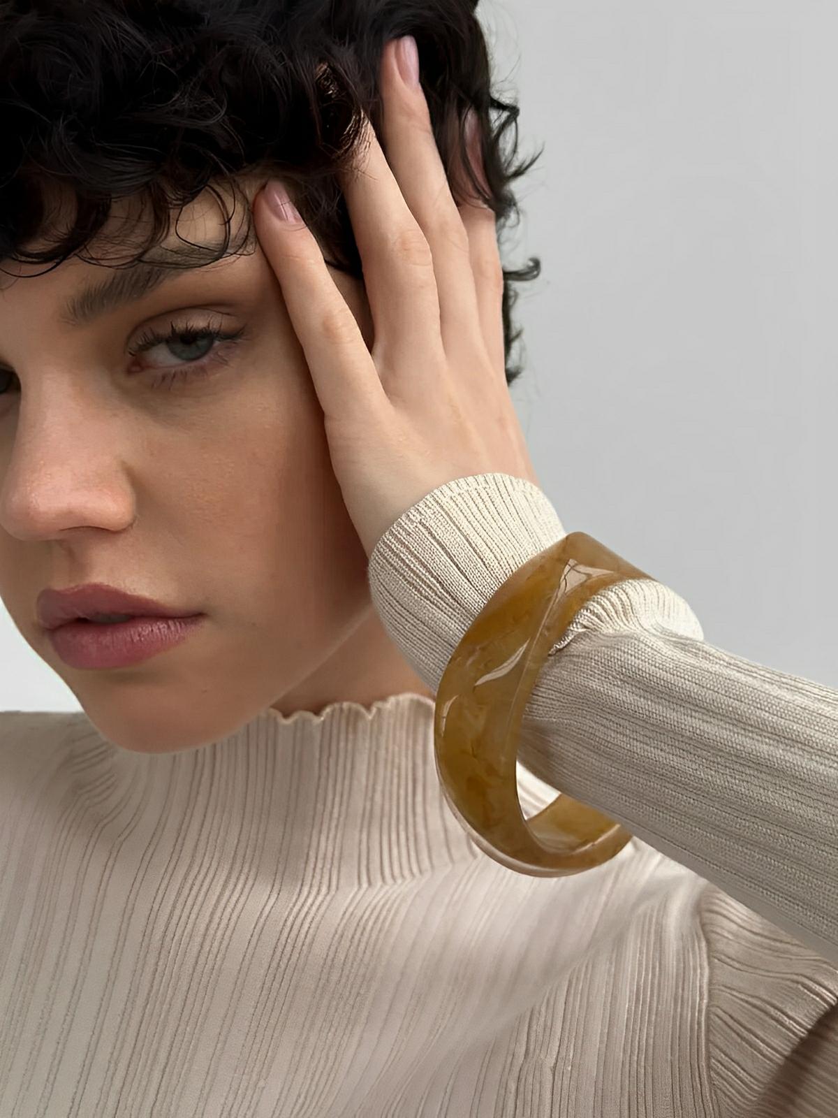 Bracelet acétate large, design rétro, bords irréguliers, effet marbré, look minimaliste, modèle Elise - Bracelet - Marbré
