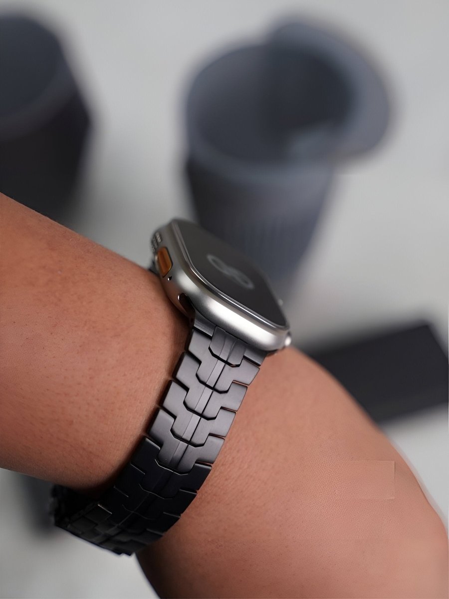 Bracelet en titane pour Apple Watch, design sculpté, ajustable et ultra - résistant, fermoir papillon sécurisé, modèle Réno - Bracelet Apple Watch - Noir 38 à 42mm