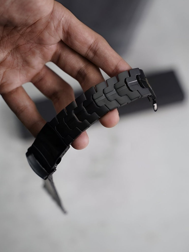 Bracelet en titane pour Apple Watch, design sculpté, ajustable et ultra - résistant, fermoir papillon sécurisé, modèle Réno - Bracelet Apple Watch - Noir 38 à 42mm