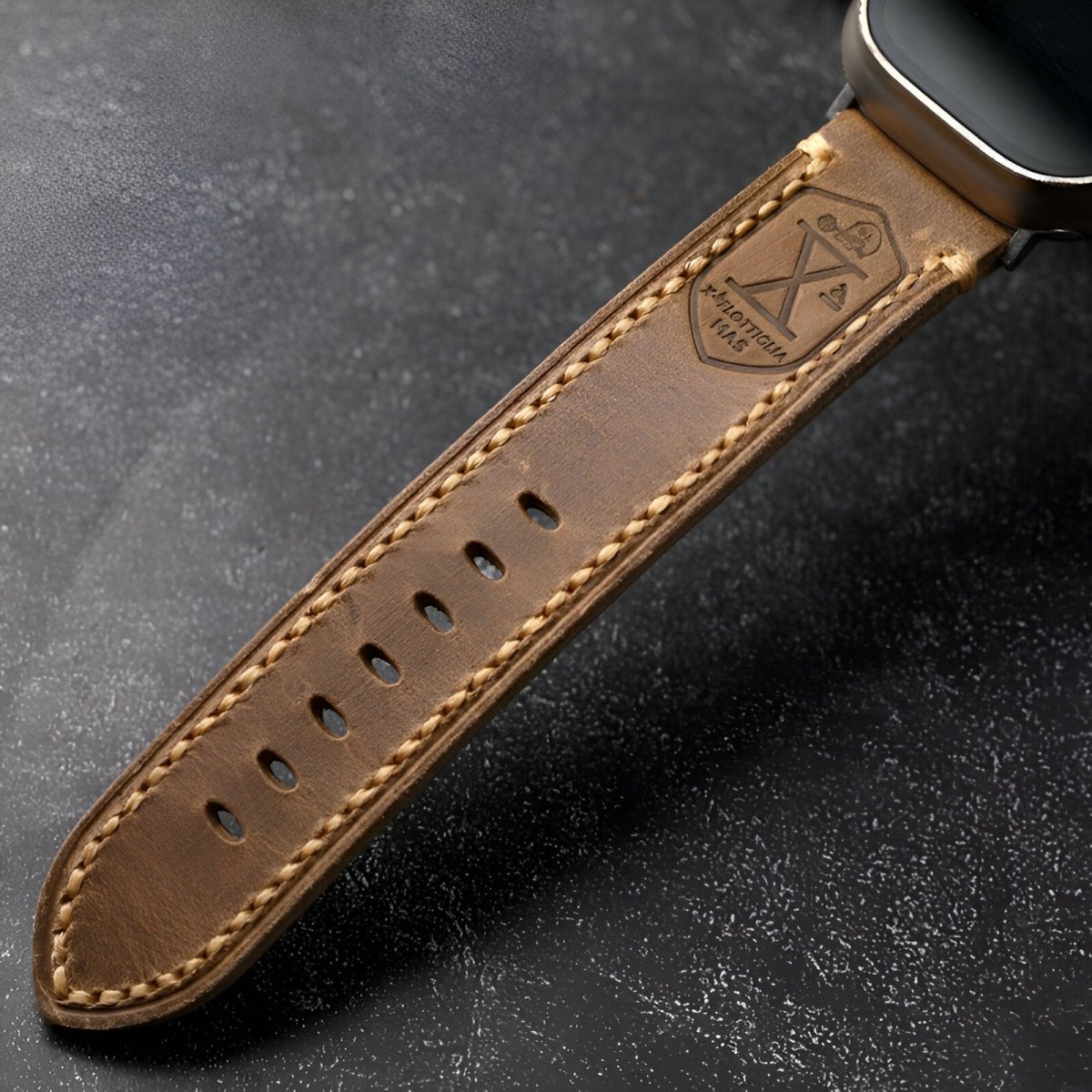 Bracelet pour Apple Watch en cuir, aux coutures apparentes, modèle Philémon - Bracelet Apple Watch - Marron et argent 40/41 mm