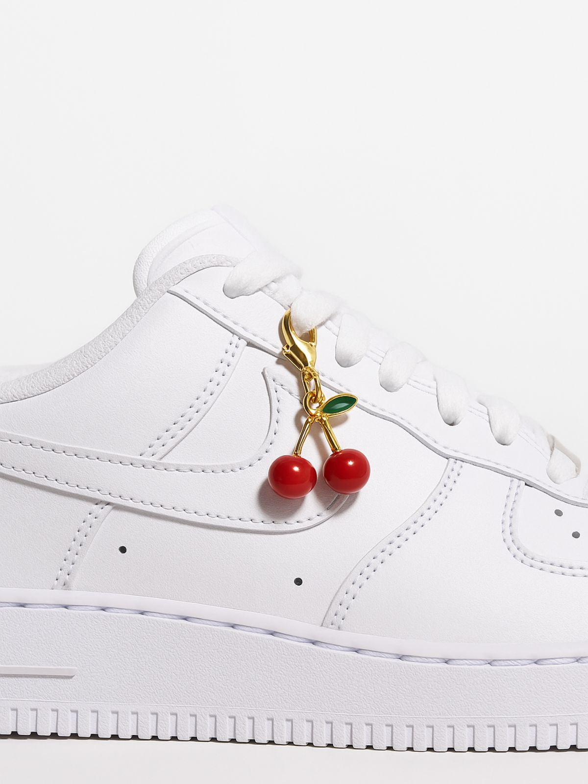 Charm sneakers cerises, pendentif lacet basket, bijou chaussure or, accessoire mode unisexe, décoration personnalisée sneakers, modèle Dismi - charms - 
