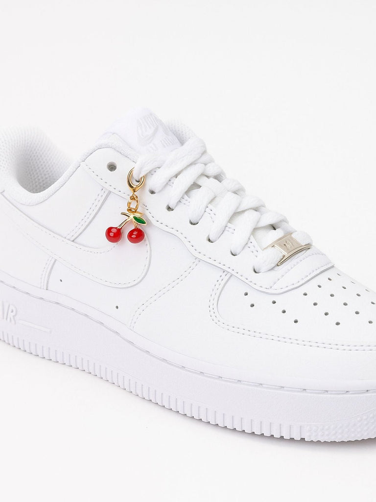 Charm sneakers cerises, pendentif lacet basket, bijou chaussure or, accessoire mode unisexe, décoration personnalisée sneakers, modèle Dismi - charms - 