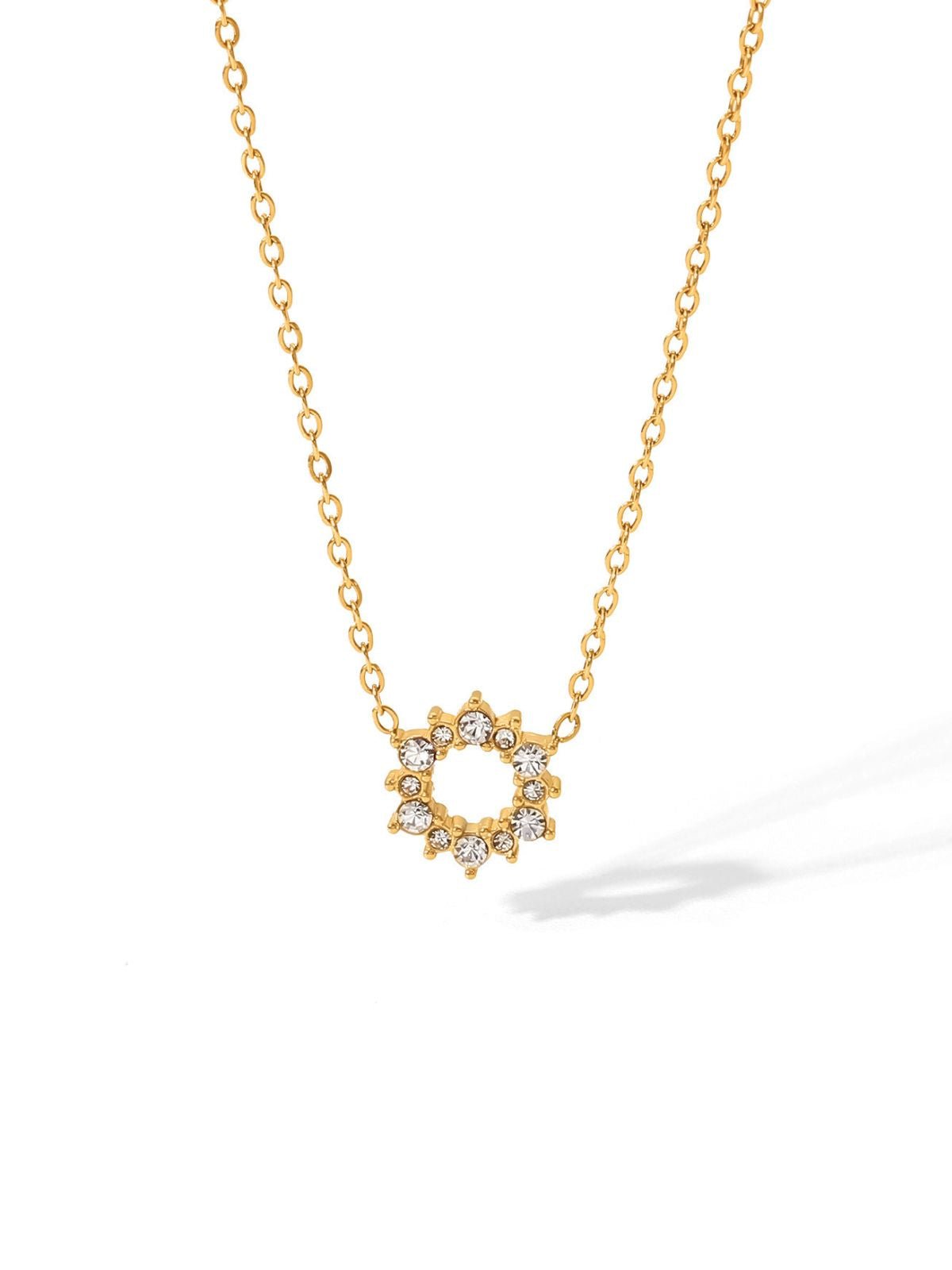 Collier doré, pendentif cercle, zircons blancs, acier inoxydable, style délicat, petit soleil, modèle Noade - Collier - Or