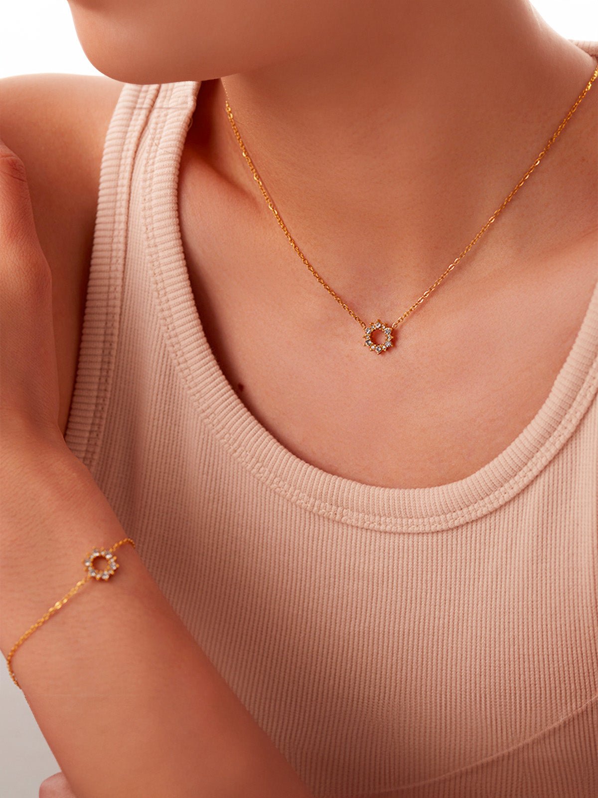 Collier doré, pendentif cercle, zircons blancs, acier inoxydable, style délicat, petit soleil, modèle Noade - Collier - Or