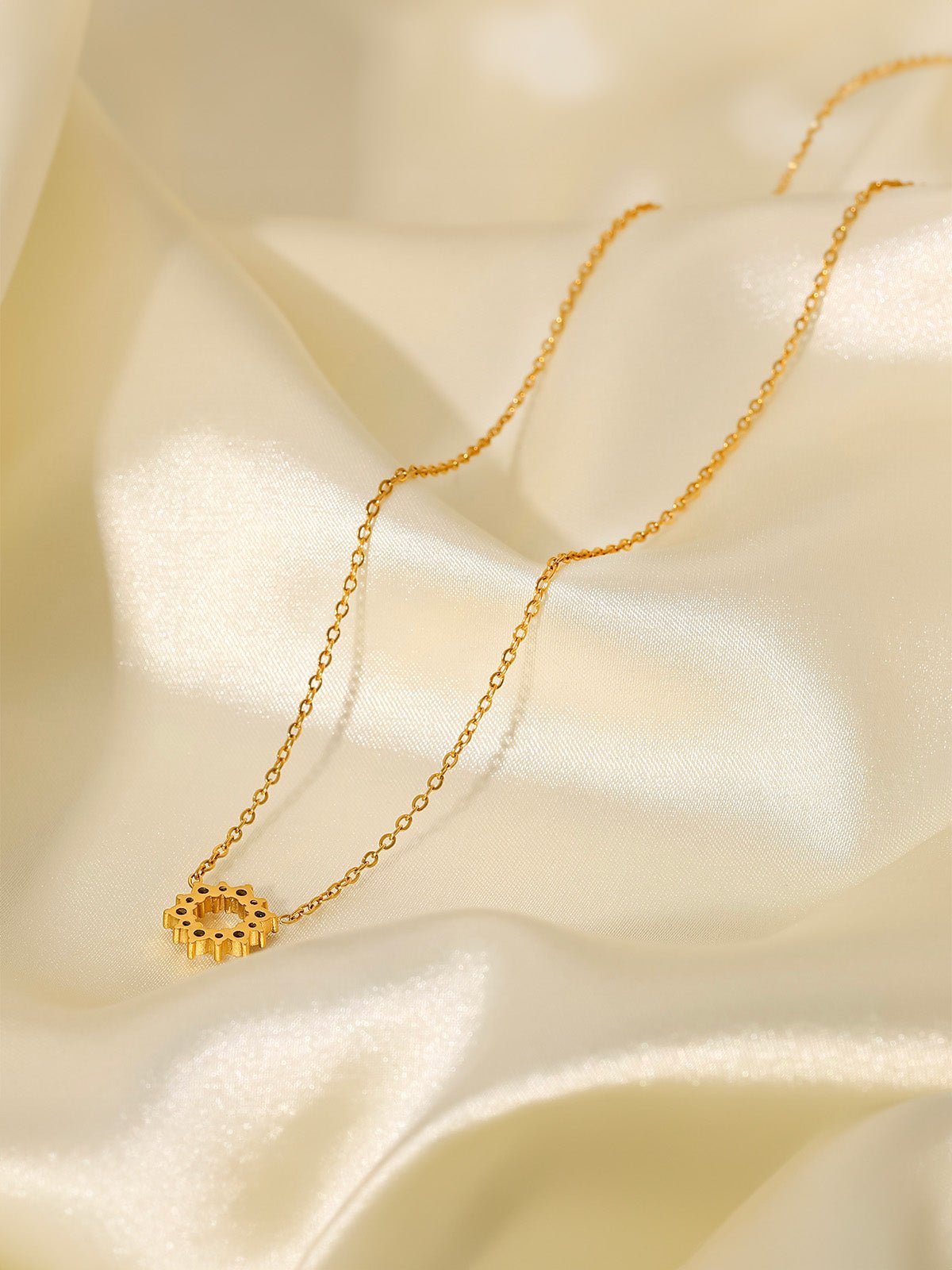 Collier doré, pendentif cercle, zircons blancs, acier inoxydable, style délicat, petit soleil, modèle Noade - Collier - Or