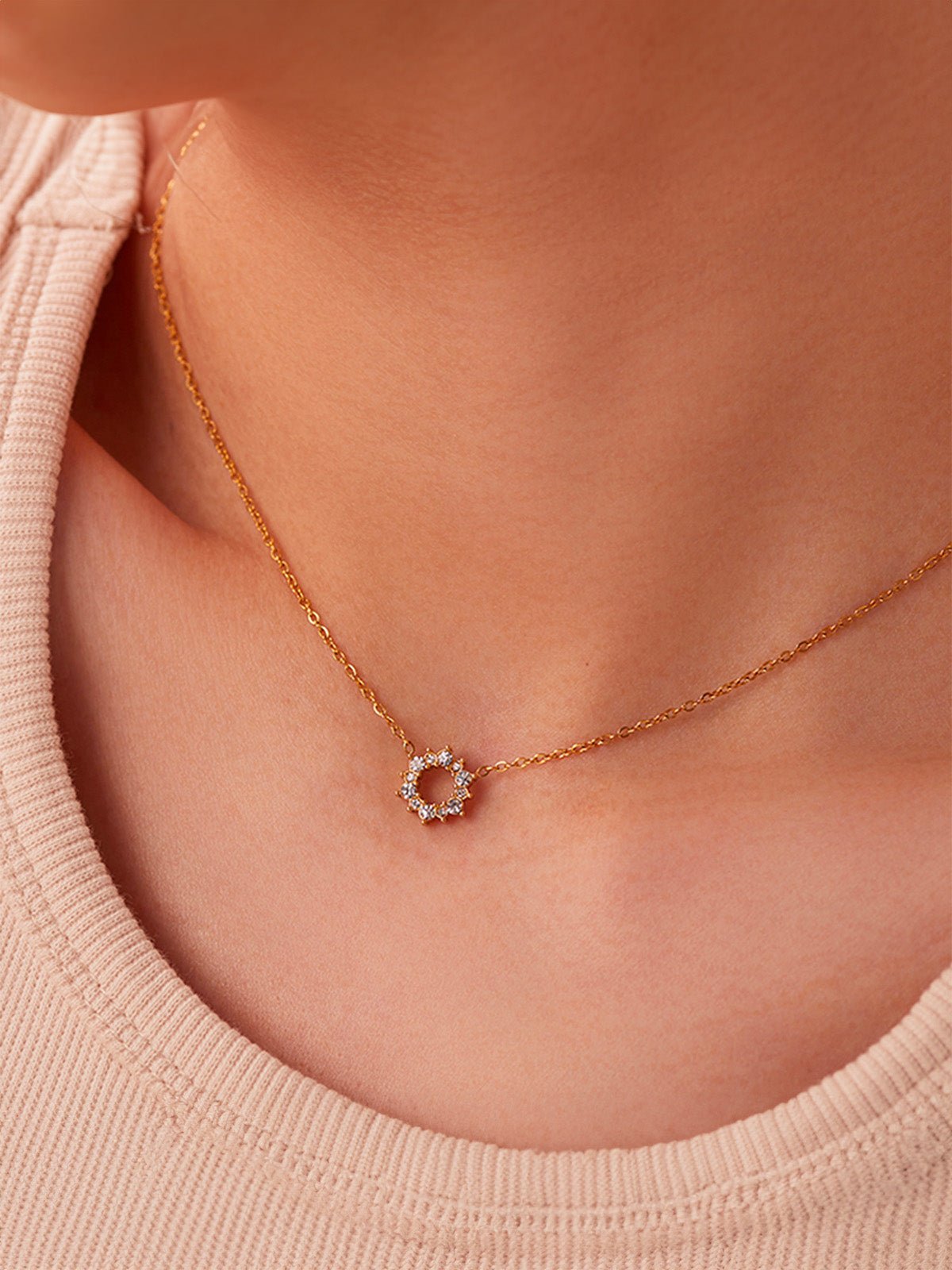 Collier doré, pendentif cercle, zircons blancs, acier inoxydable, style délicat, petit soleil, modèle Noade - Collier - Or