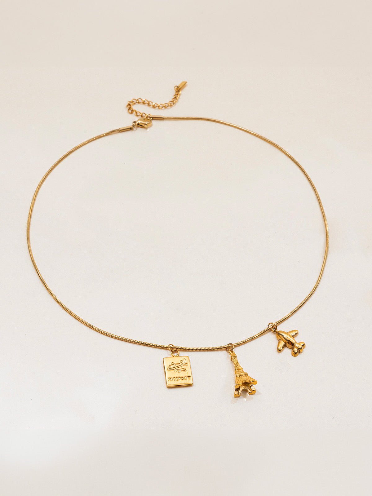 Collier doré, pendentifs voyage, avion, tour Eiffel, passeport, acier inoxydable, modèle Ninetta - Collier - Or 42 + 5 cm
