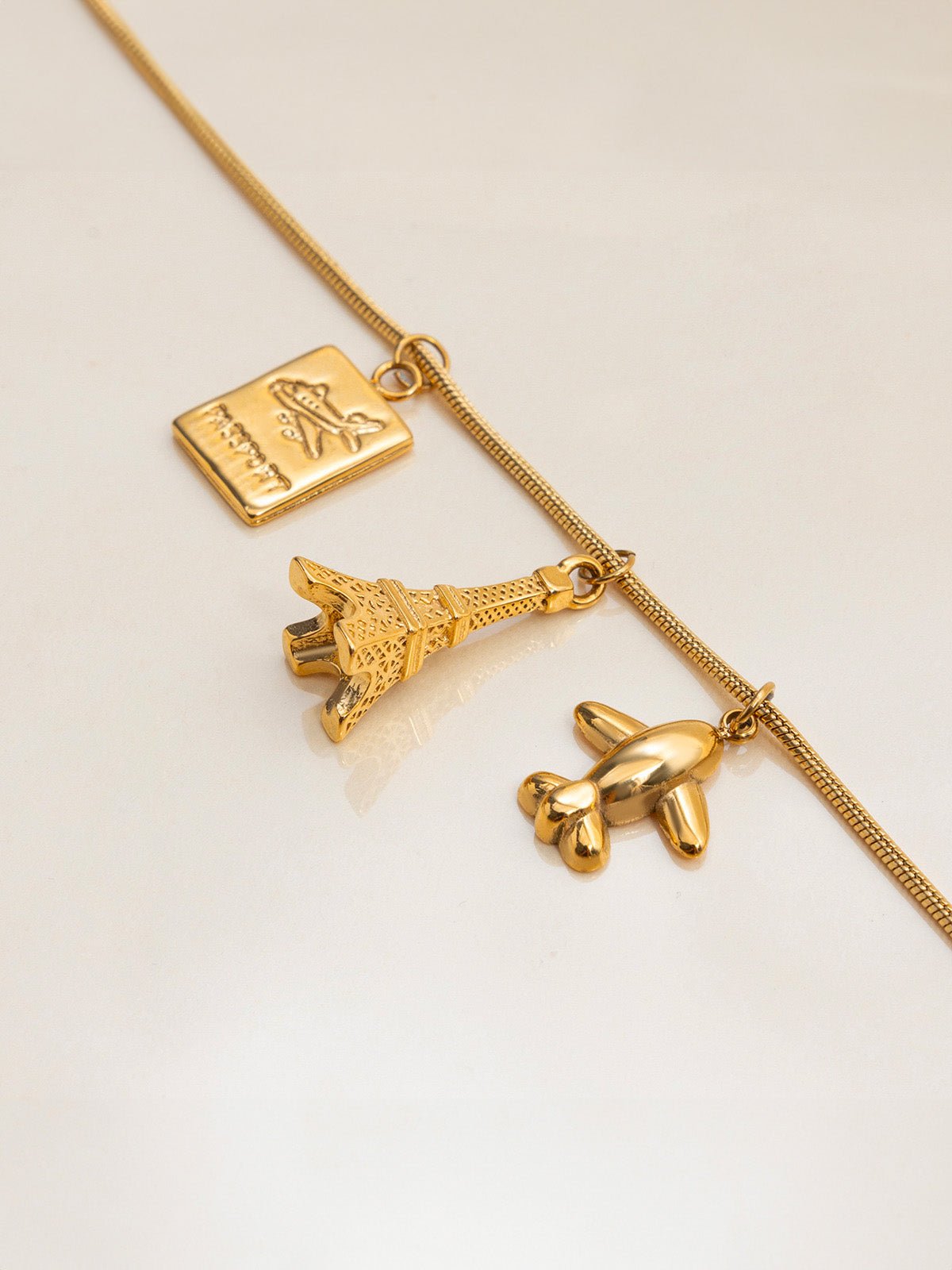 Collier doré, pendentifs voyage, avion, tour Eiffel, passeport, acier inoxydable, modèle Ninetta - Collier - Or 42 + 5 cm