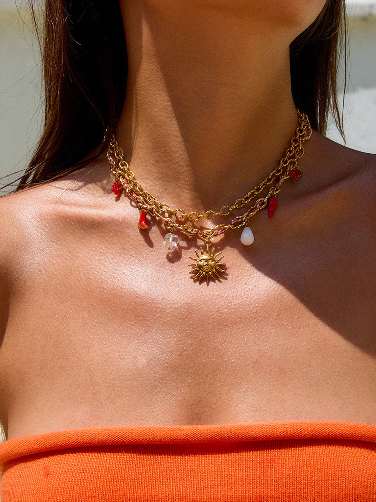 Collier en acier inoxydable doré, multiples charms, pendentif soleil, breloques colorées, fleur, piment, botte, goutte, coeur, style bohème chic, modèle Alva - Collier - Or