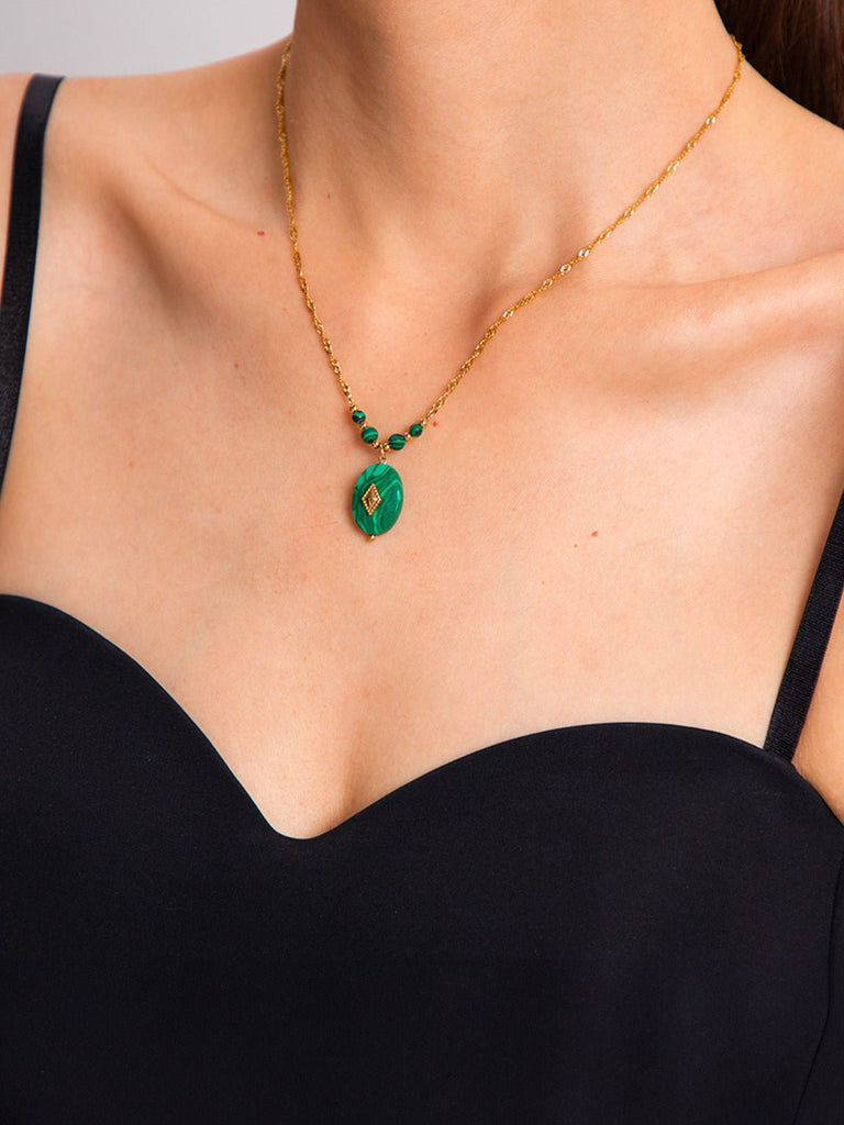 Collier pendentif vert, chaîne dorée, pierre naturelle de malachite, style géométrique, look vintage, modèle Wilza - Collier - Or
