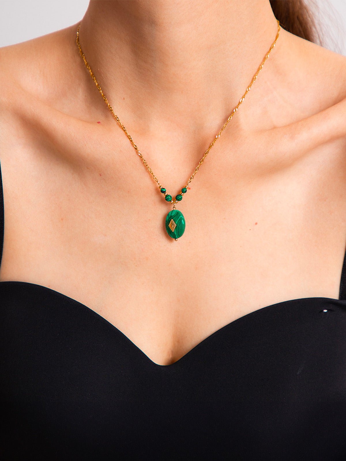 Collier pendentif vert, chaîne dorée, pierre naturelle de malachite, style géométrique, look vintage, modèle Wilza - Collier - Or