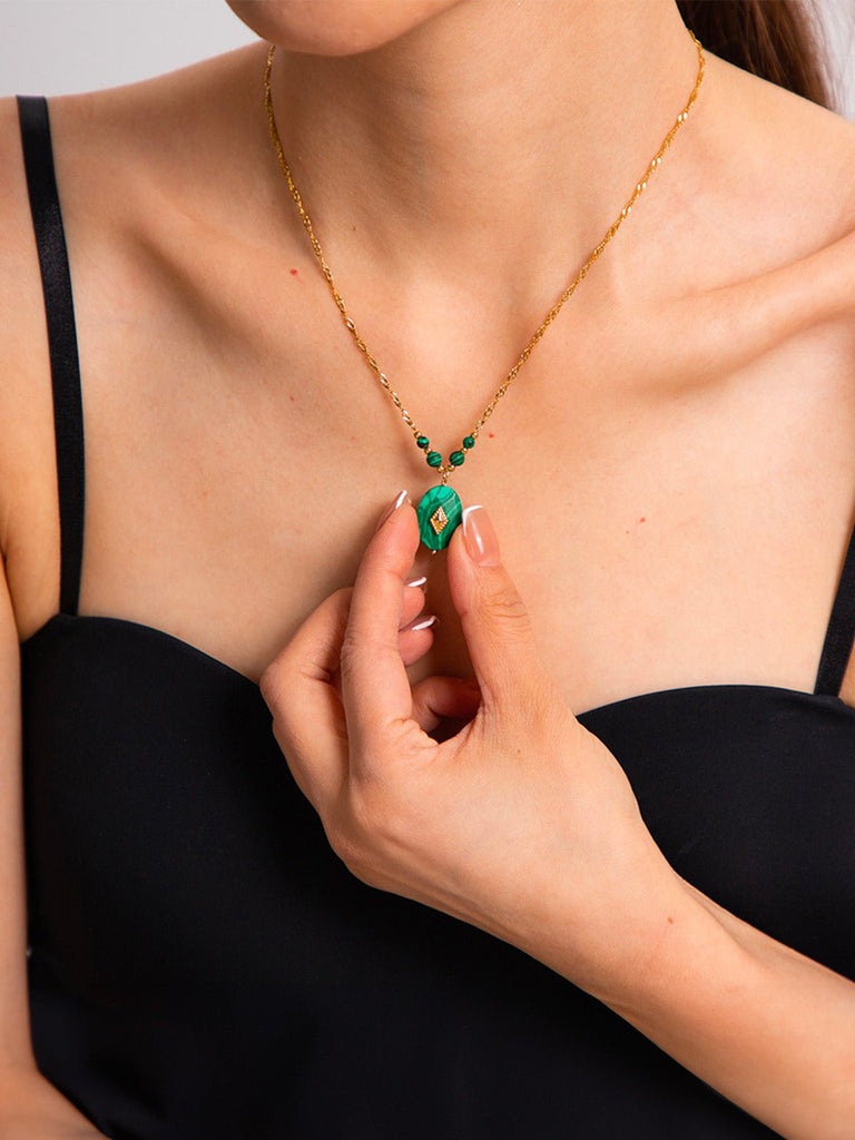 Collier pendentif vert, chaîne dorée, pierre naturelle de malachite, style géométrique, look vintage, modèle Wilza - Collier - Or