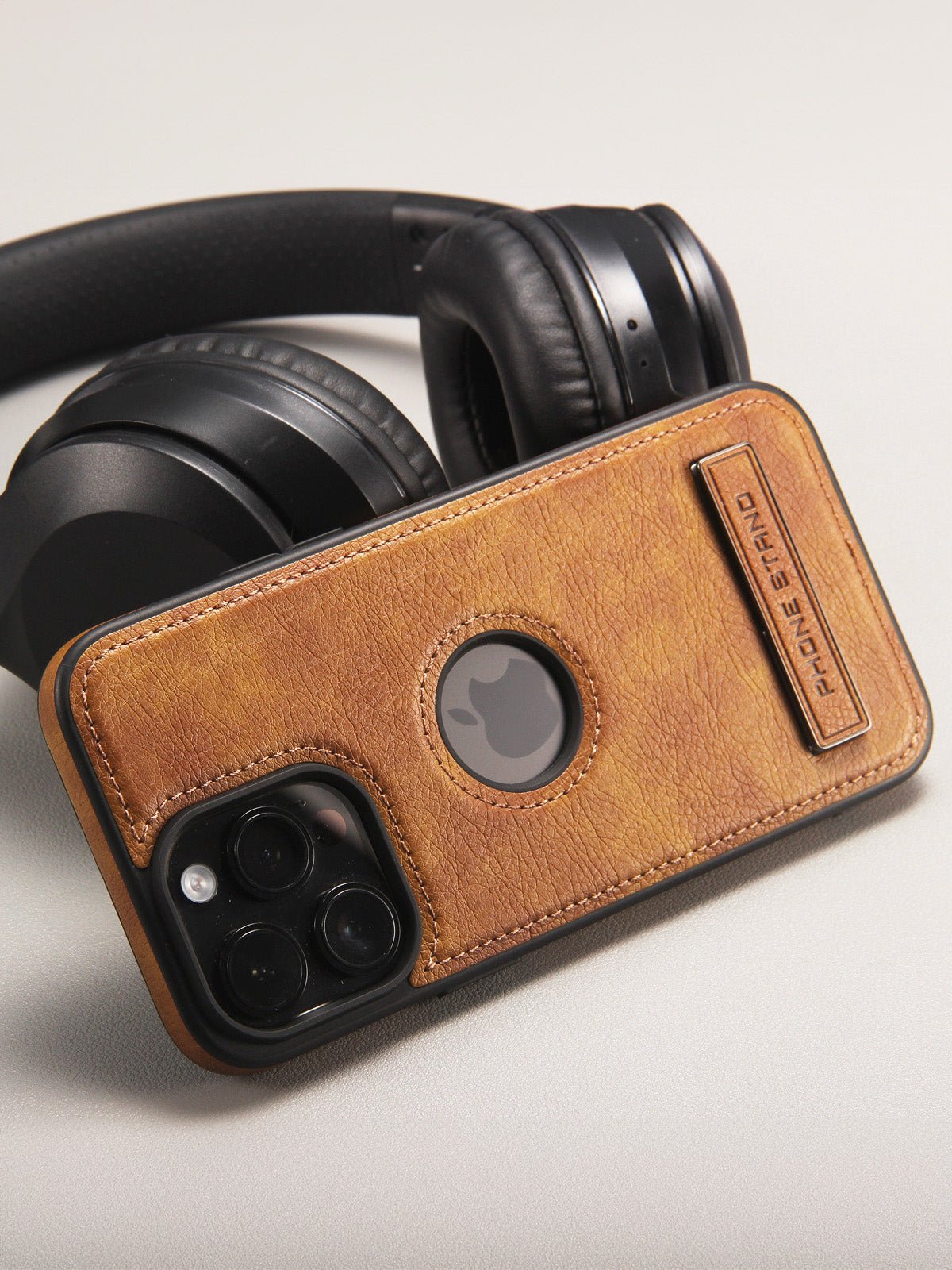 Coque iPhone avec support intégré, simili cuir texturé, protection renforcée, compatible MagSafe, design premium, modèle Torème - Coque iPhone - Marron iPhone 12