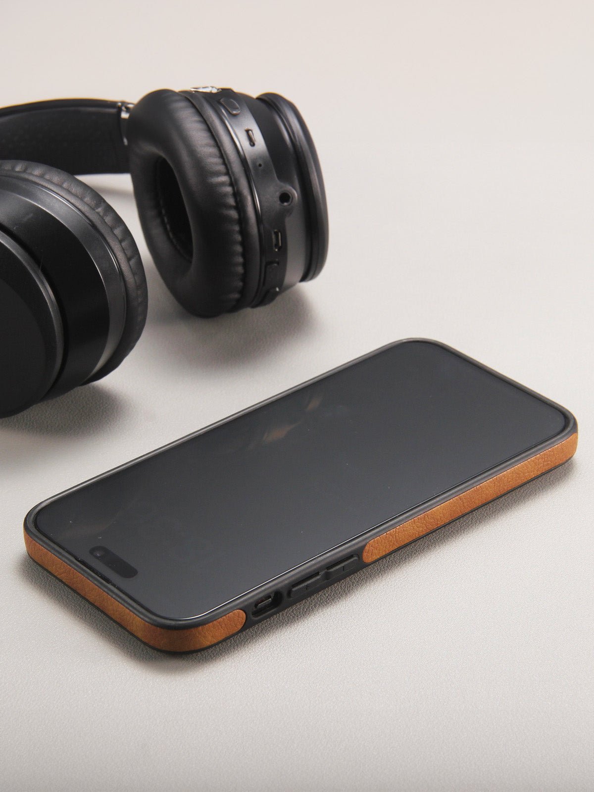 Coque iPhone avec support intégré, simili cuir texturé, protection renforcée, compatible MagSafe, design premium, modèle Torème - Coque iPhone - Marron iPhone 12
