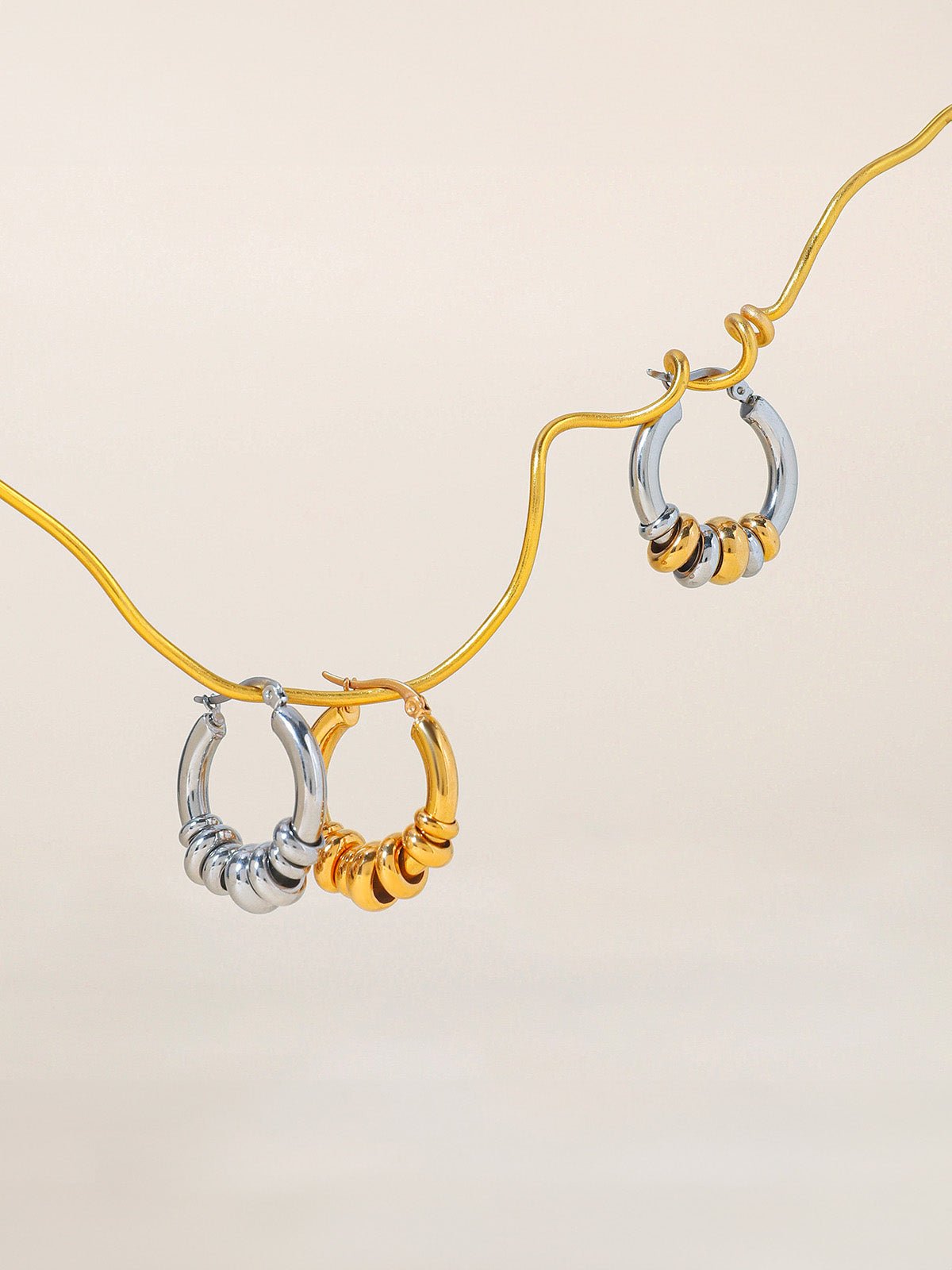Créoles épaisses bombées, anneaux massifs argentés, acier inoxydable, effet perles mobiles, fermeture à cliquet, modèle Aurélie - Boucles d'oreilles - Or