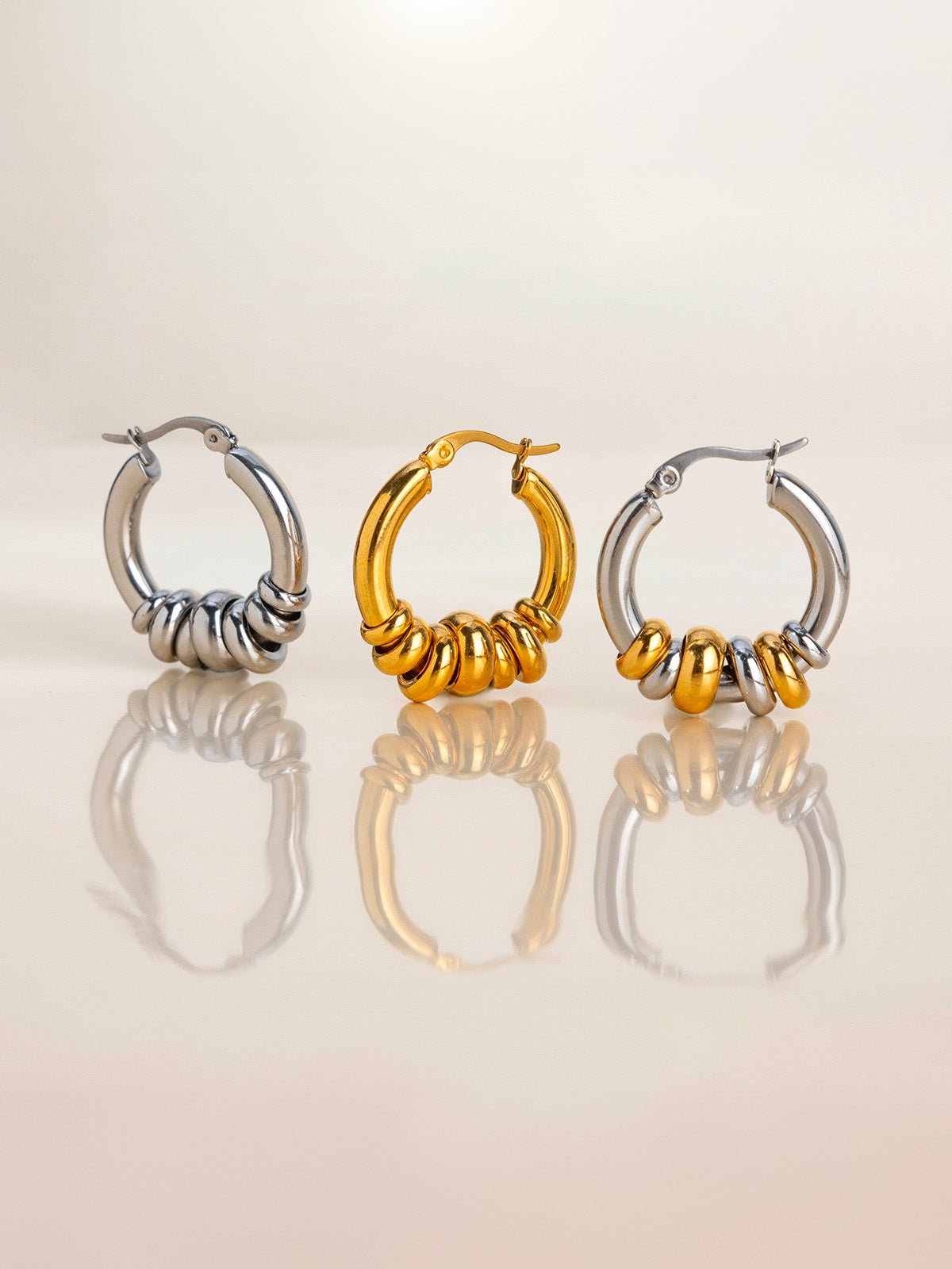Créoles épaisses bombées, anneaux massifs argentés, acier inoxydable, effet perles mobiles, fermeture à cliquet, modèle Aurélie - Boucles d'oreilles - Or