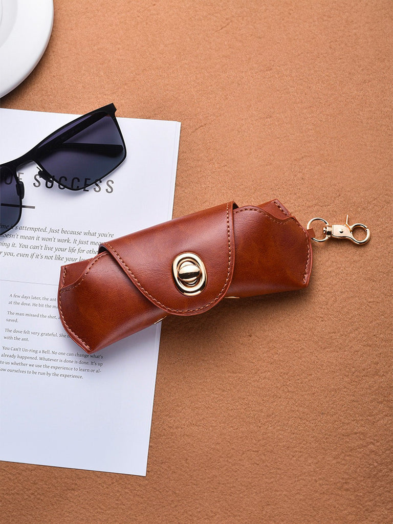 Étui lunettes en simili vegan, fermeture pivotante dorée, mousqueton intégré, format compact, usage quotidien, modèle Sénor - Coffret - Marron