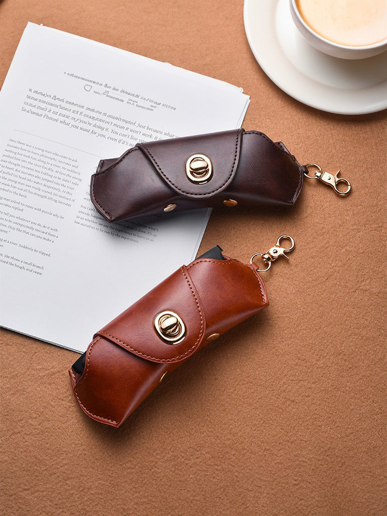 Étui lunettes en simili vegan, fermeture pivotante dorée, mousqueton intégré, format compact, usage quotidien, modèle Sénor - Coffret - Marron