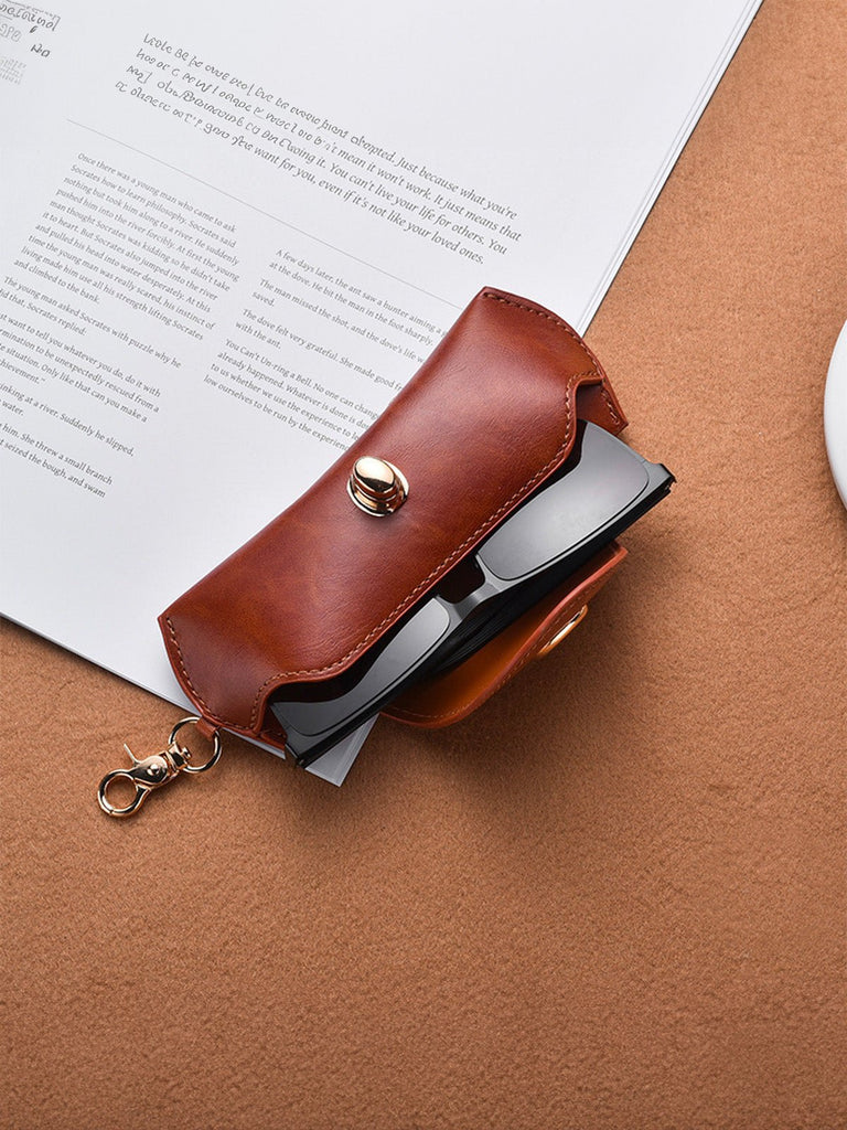 Étui lunettes en simili vegan, fermeture pivotante dorée, mousqueton intégré, format compact, usage quotidien, modèle Sénor - Coffret - Marron