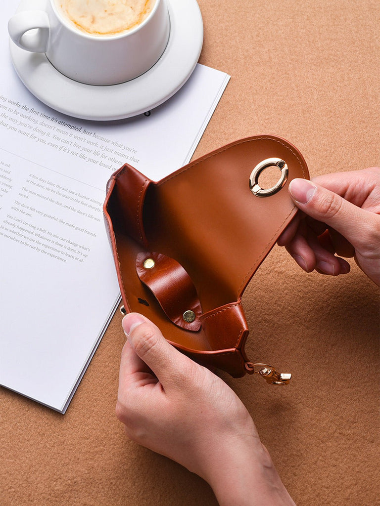 Étui lunettes en simili vegan, fermeture pivotante dorée, mousqueton intégré, format compact, usage quotidien, modèle Sénor - Coffret - Marron