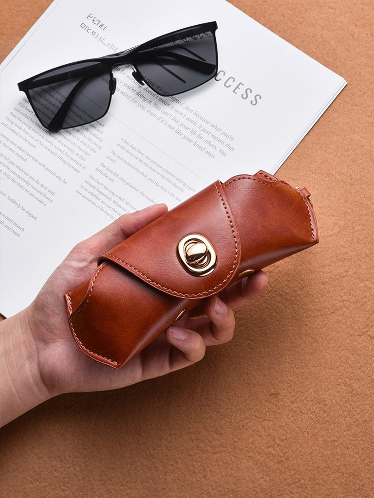 Étui lunettes en simili vegan, fermeture pivotante dorée, mousqueton intégré, format compact, usage quotidien, modèle Sénor - Coffret - Marron