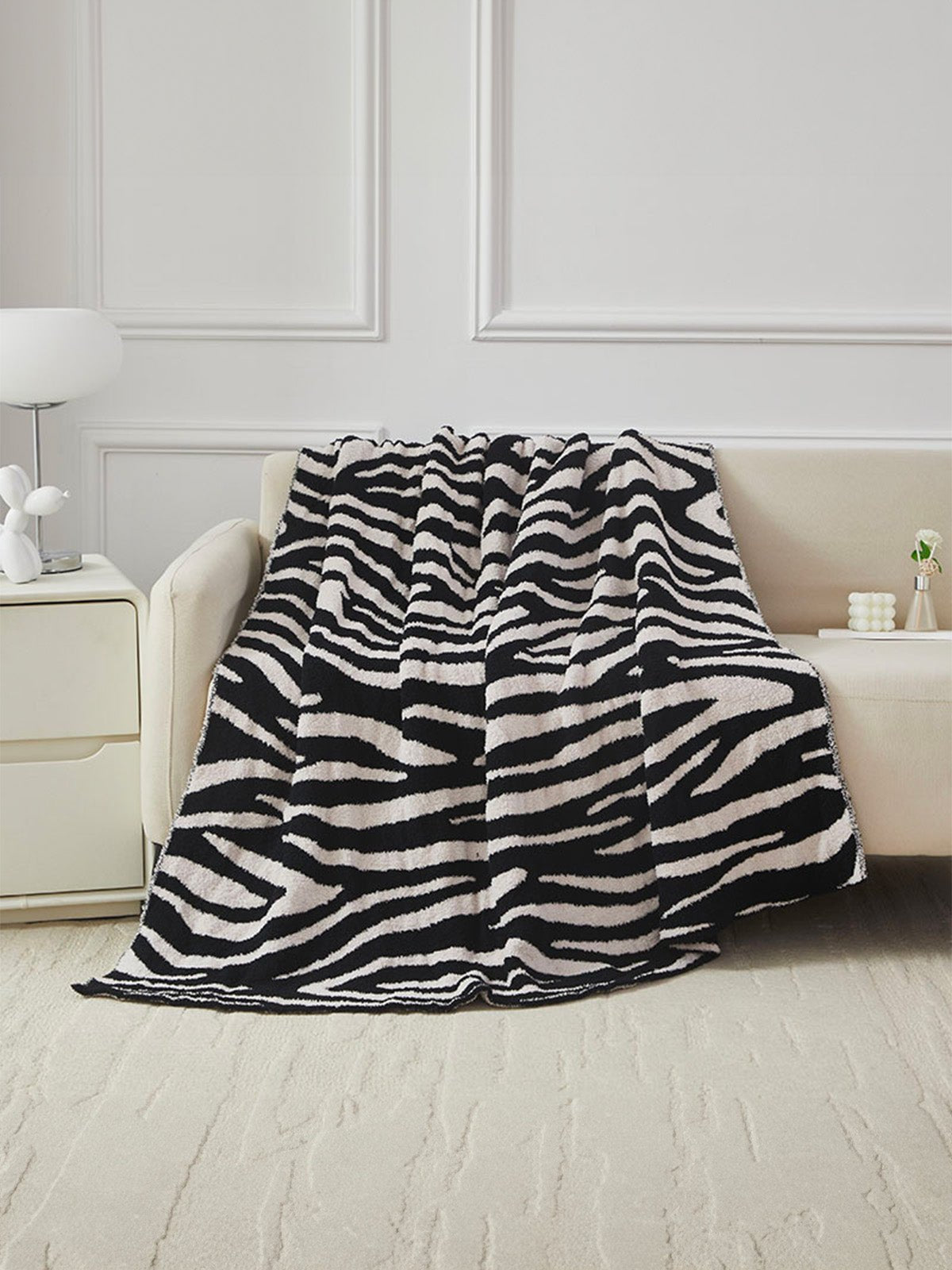 Plaid zèbre noir blanc, jeté doux canapé, couverture chaude déco, plaid cocooning salon, plaid imitation fourrure, modèle Erell - Noir et blanc