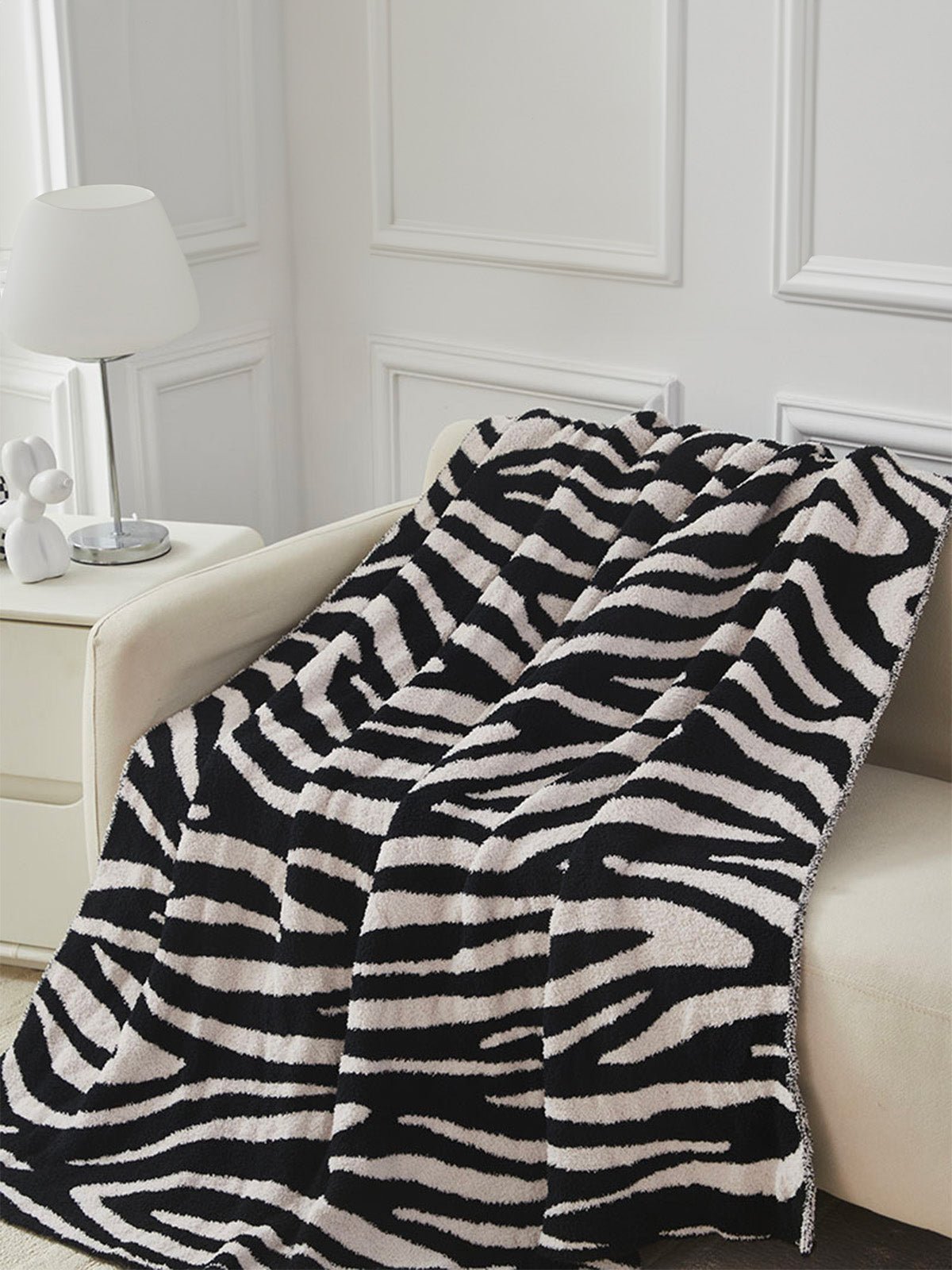 Plaid zèbre noir blanc, jeté doux canapé, couverture chaude déco, plaid cocooning salon, plaid imitation fourrure, modèle Erell - Noir et blanc
