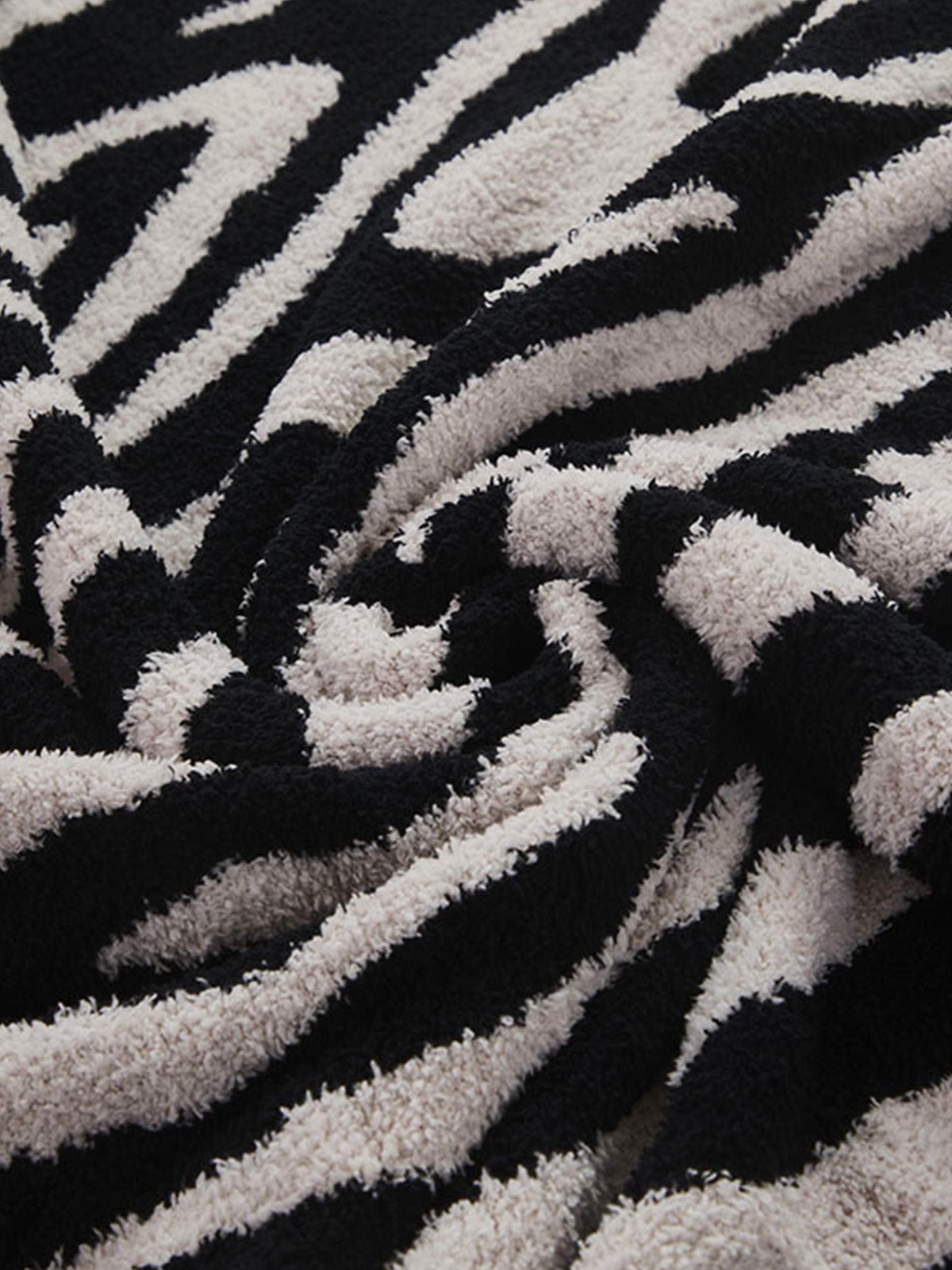 Plaid zèbre noir blanc, jeté doux canapé, couverture chaude déco, plaid cocooning salon, plaid imitation fourrure, modèle Erell - Noir et blanc