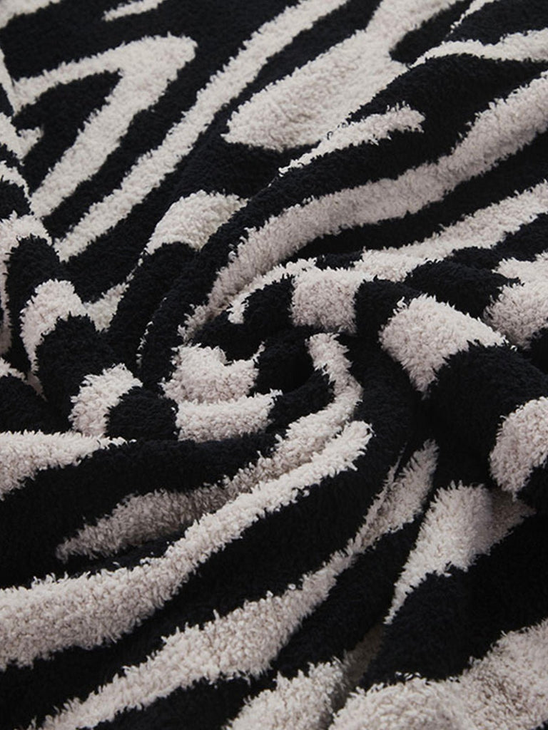 Plaid zèbre noir blanc, jeté doux canapé, couverture chaude déco, plaid cocooning salon, plaid imitation fourrure, modèle Erell - Noir et blanc