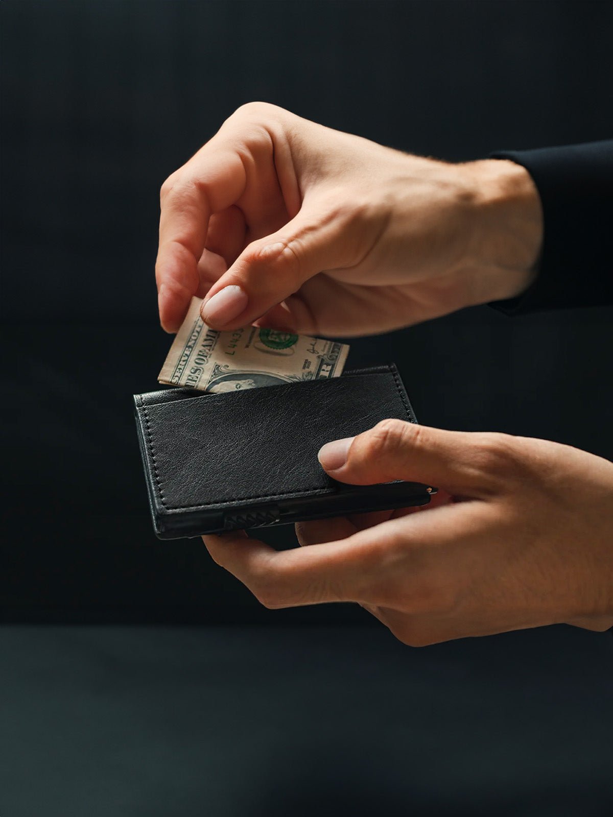 Portefeuille cuir noir, porte - cartes format compact, carte bancaire, RFID sécurisé, bouton latéral, modèle Selith - Porte - feuille - Noir
