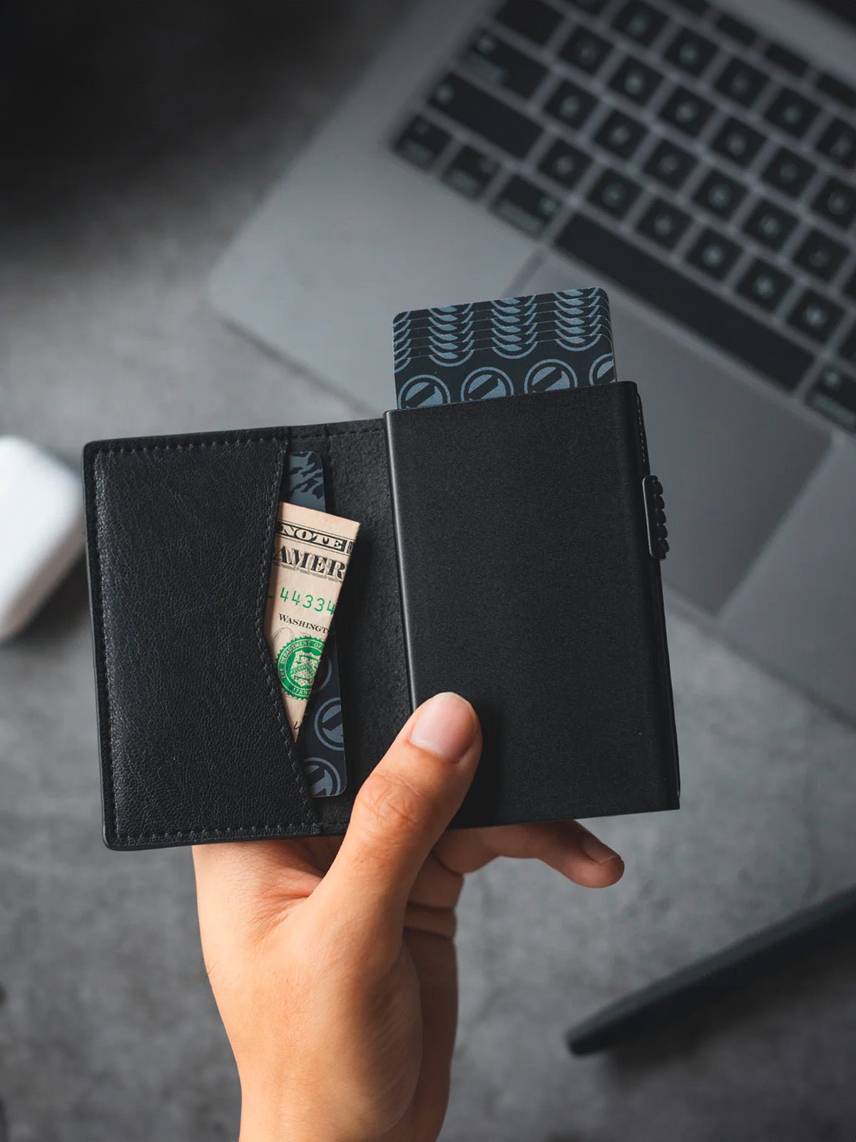 Portefeuille cuir noir, porte - cartes format compact, carte bancaire, RFID sécurisé, bouton latéral, modèle Selith - Porte - feuille - Noir
