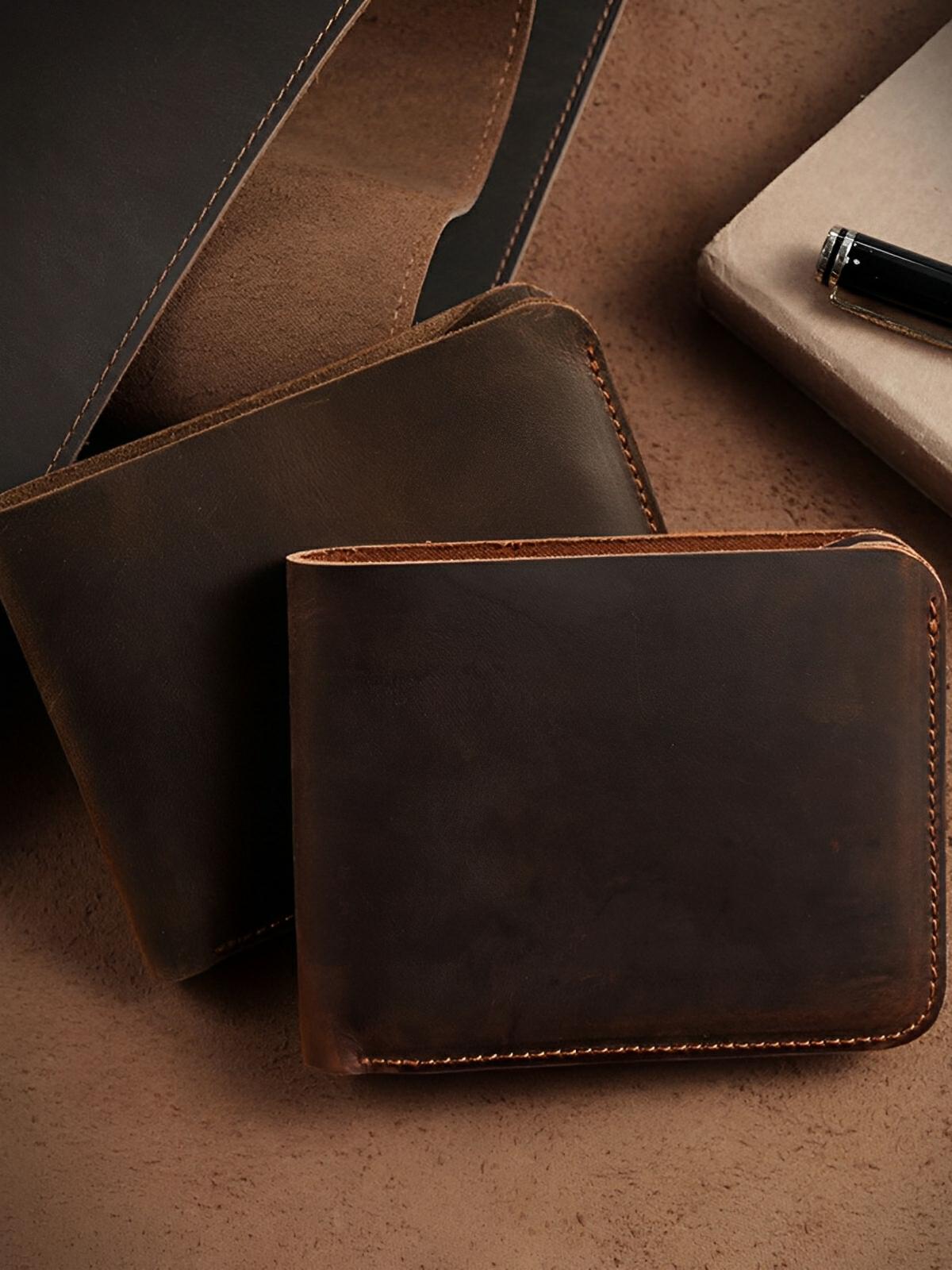 Portefeuille homme en cuir véritable, format compact, design vintage, multiples rangements, couture apparentes, modèle Xaime - Porte - feuille - Café