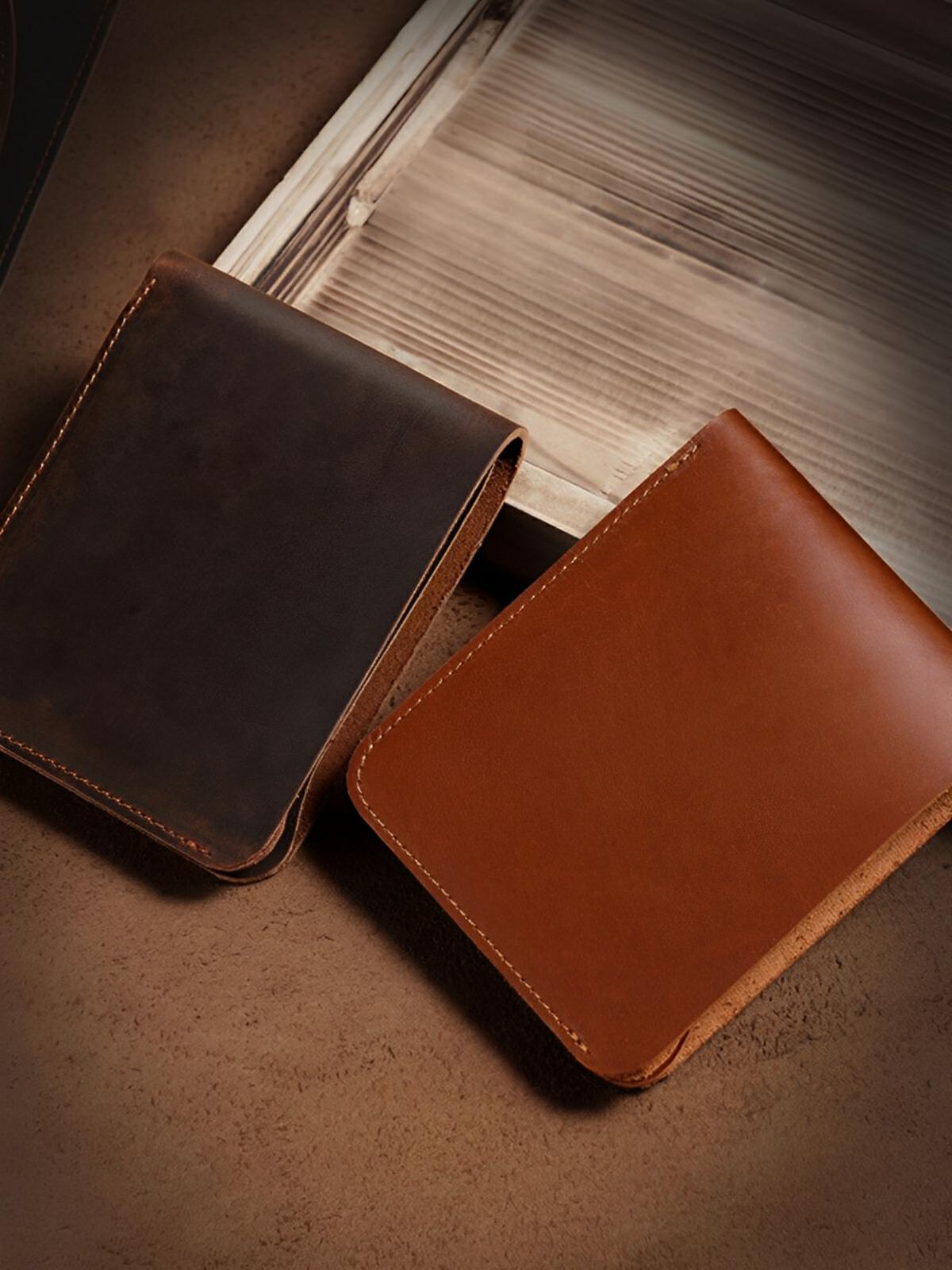 Portefeuille homme en cuir véritable, format compact, design vintage, multiples rangements, couture apparentes, modèle Xaime - Porte - feuille - Café